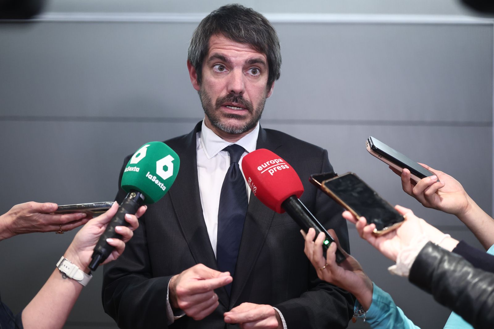 El ministro de Cultura, Ernest Urtasun, durante la presentación del programa ‘Cine Vecino’ en la sede del Ministerio de Cultura