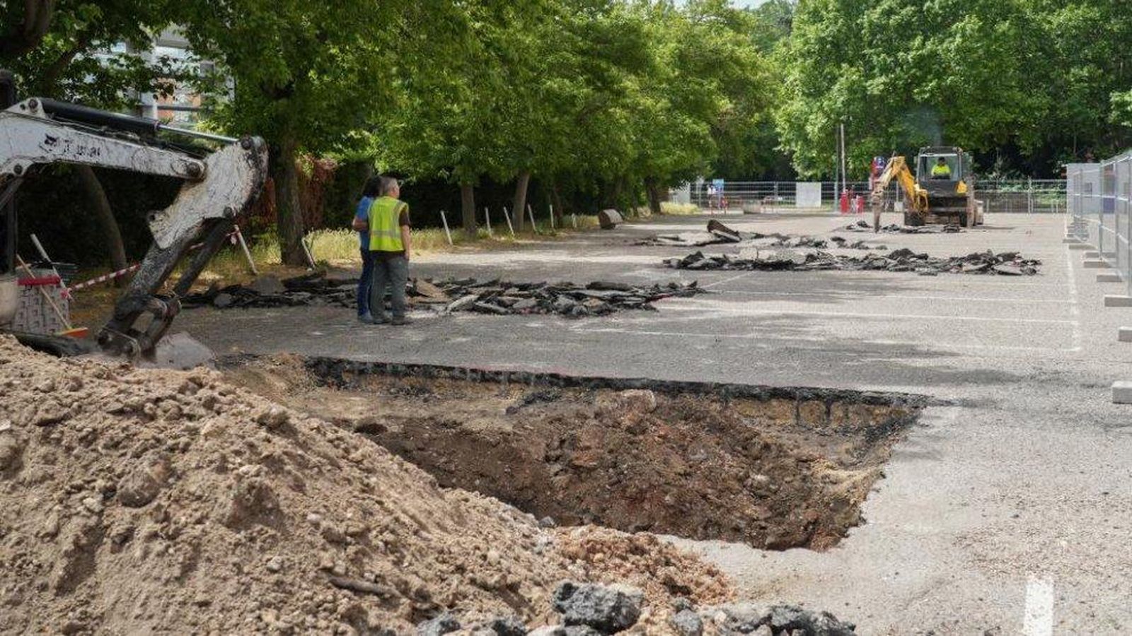 Operarios realizan catas arqueológicas antes del inicio de las obras en el parking del Edificio Rondilla.