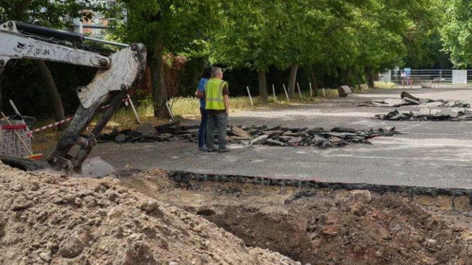 Operarios realizan catas arqueológicas antes del inicio de las obras en el parking del Edificio Rondilla.