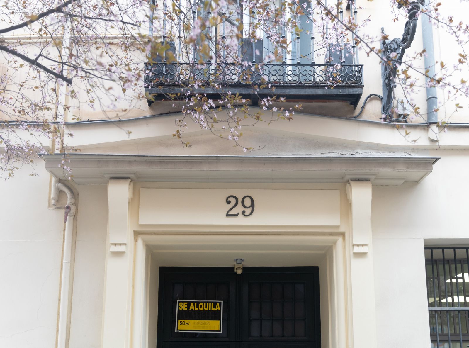 Archivo - Un cartel de ‘Se alquila’ en el portal de un edificio de una calle de Madrid.