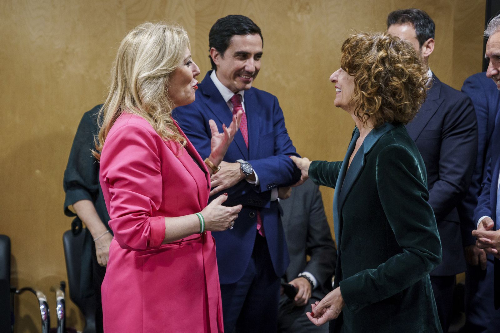 Archivo - La vicepresidenta primera del Gobierno y ministra de Hacienda, María Jesús Montero (d), y la consejera de Economía, Hacienda y Fondos Europeos de la Junta de Andalucía, Carolina España (i), en el CPFF, a 26 de febrero de 2025. (Foto de archivo).