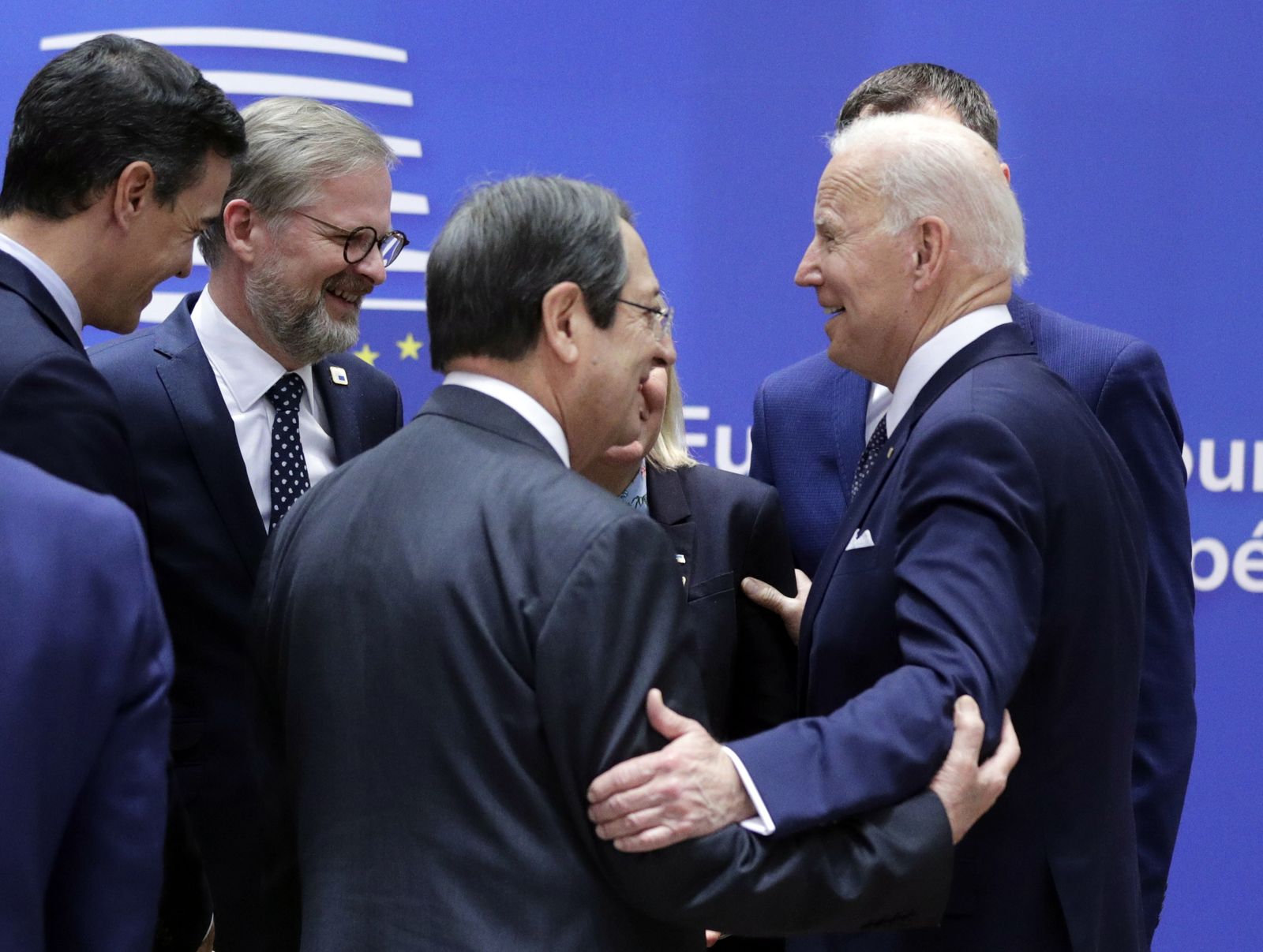 Sánchez y Biden se saludan en la reunión del Consejo Europeo