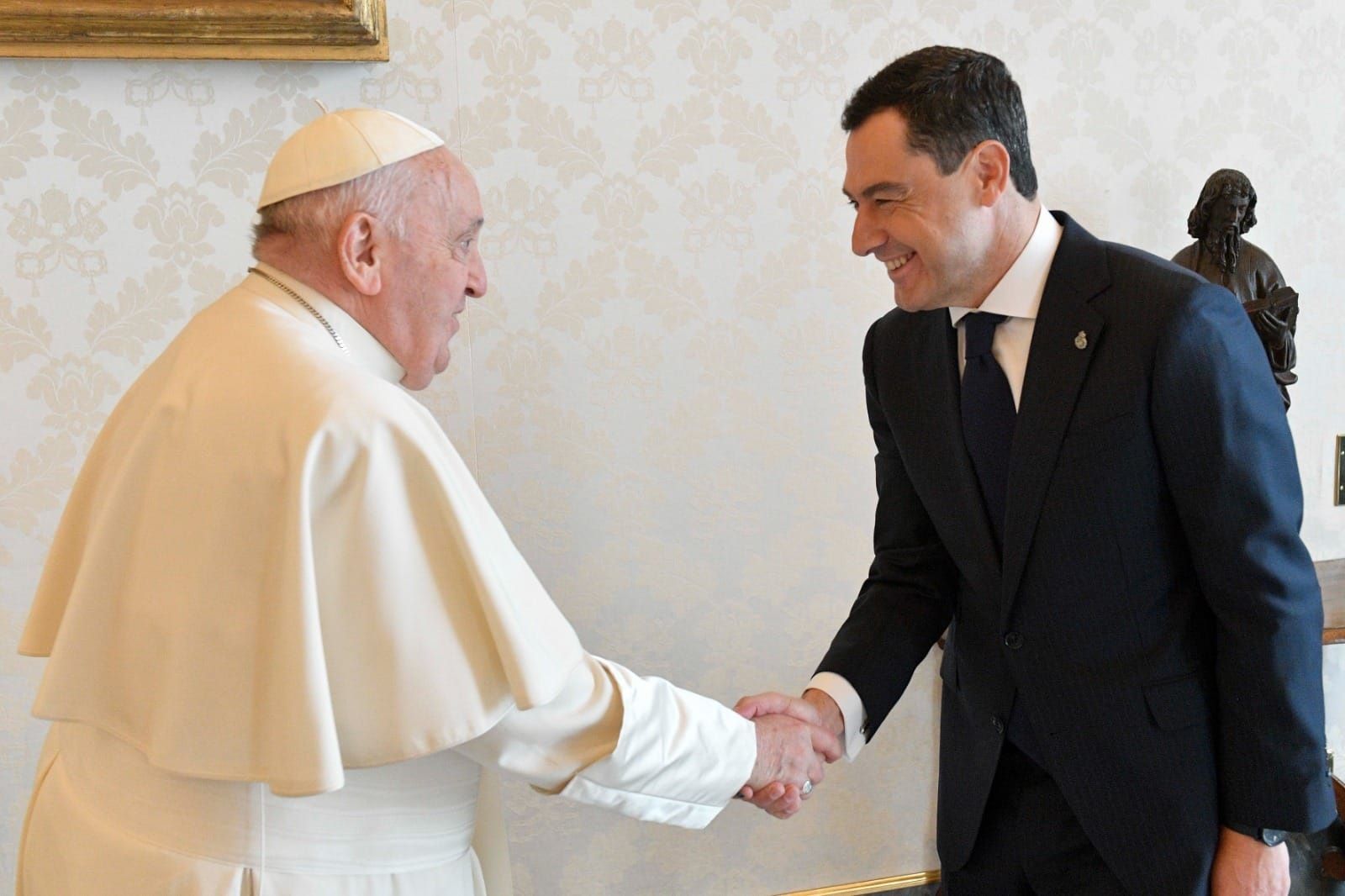 El Papa Francisco y Juanma Moreno, en El Vaticano