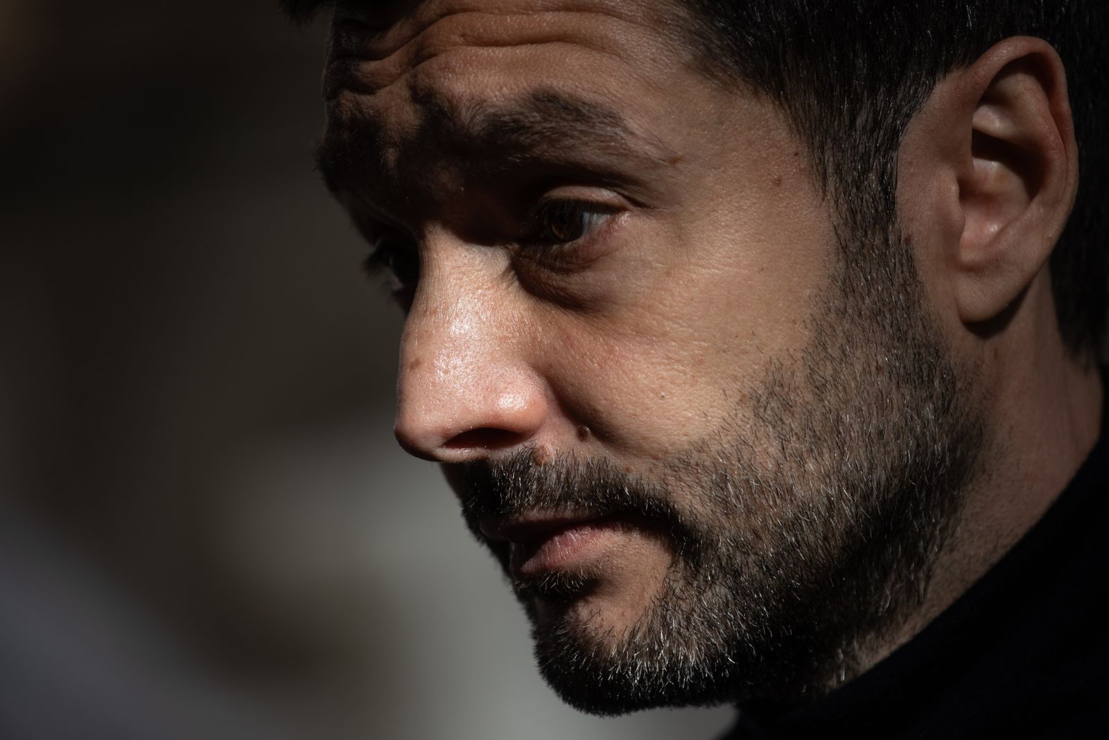 El ministro de Derechos Sociales, Consumo y Agenda 2030, Pablo Bustinduy, atiende a los medios de comunicación en Madrid, a 21 de abril de 2025, en Madrid (España).