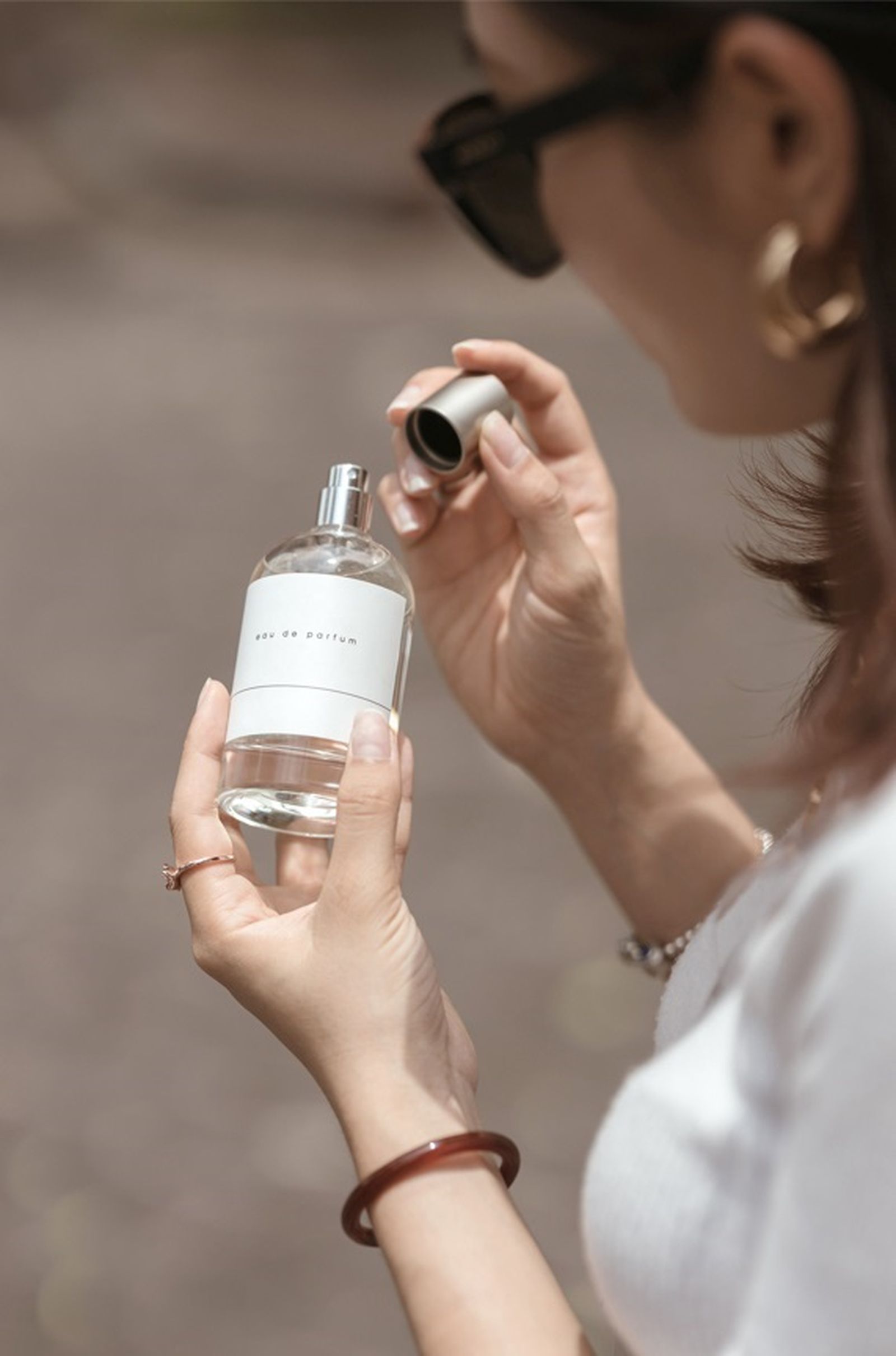 Mujer con un perfume