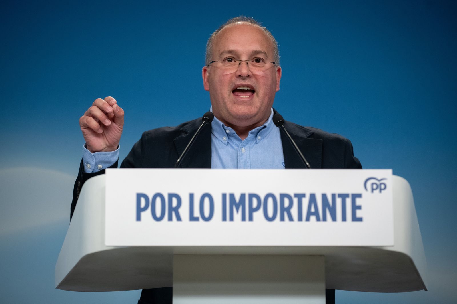 El secretario general del PP, Miguel Tellado, durante una rueda de prensa tras el seguimiento de la noche electoral desde la sede nacional del Partido Popular, a 17 de mayo de 2026, en Madrid (España)