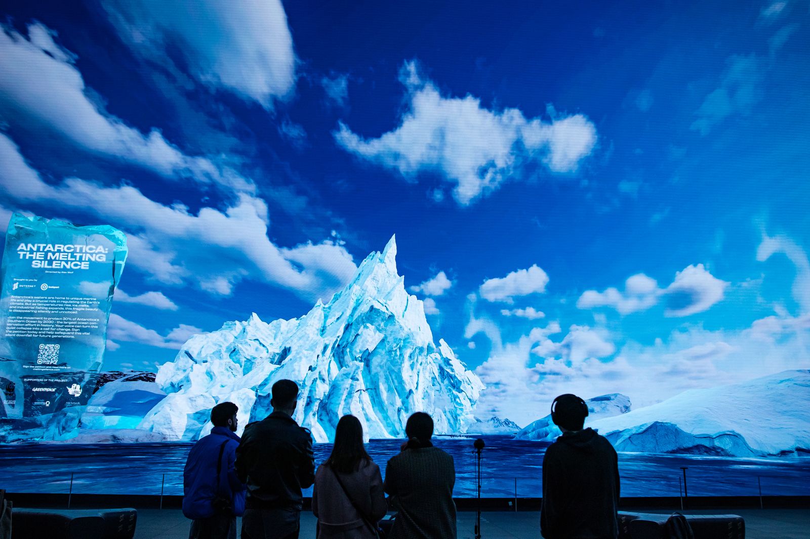 Grupos ecologistas presentan una película que pide proteger el océano Antártico
