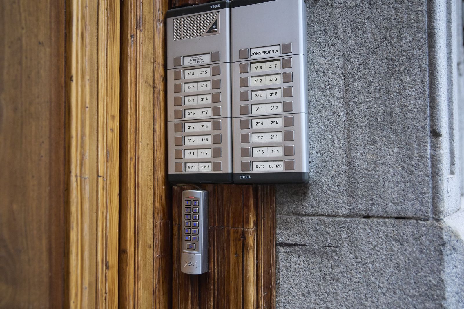 Archivo - Telefonillo de un bloque de viviendas, a 29 de octubre de 2024, en Madrid (España). Almeida, ha informado este martes, 29 de octubre, que presentará en dos semanas el Plan Especial de Protección del Ámbito Residencial en la Ciudad de Madrid con