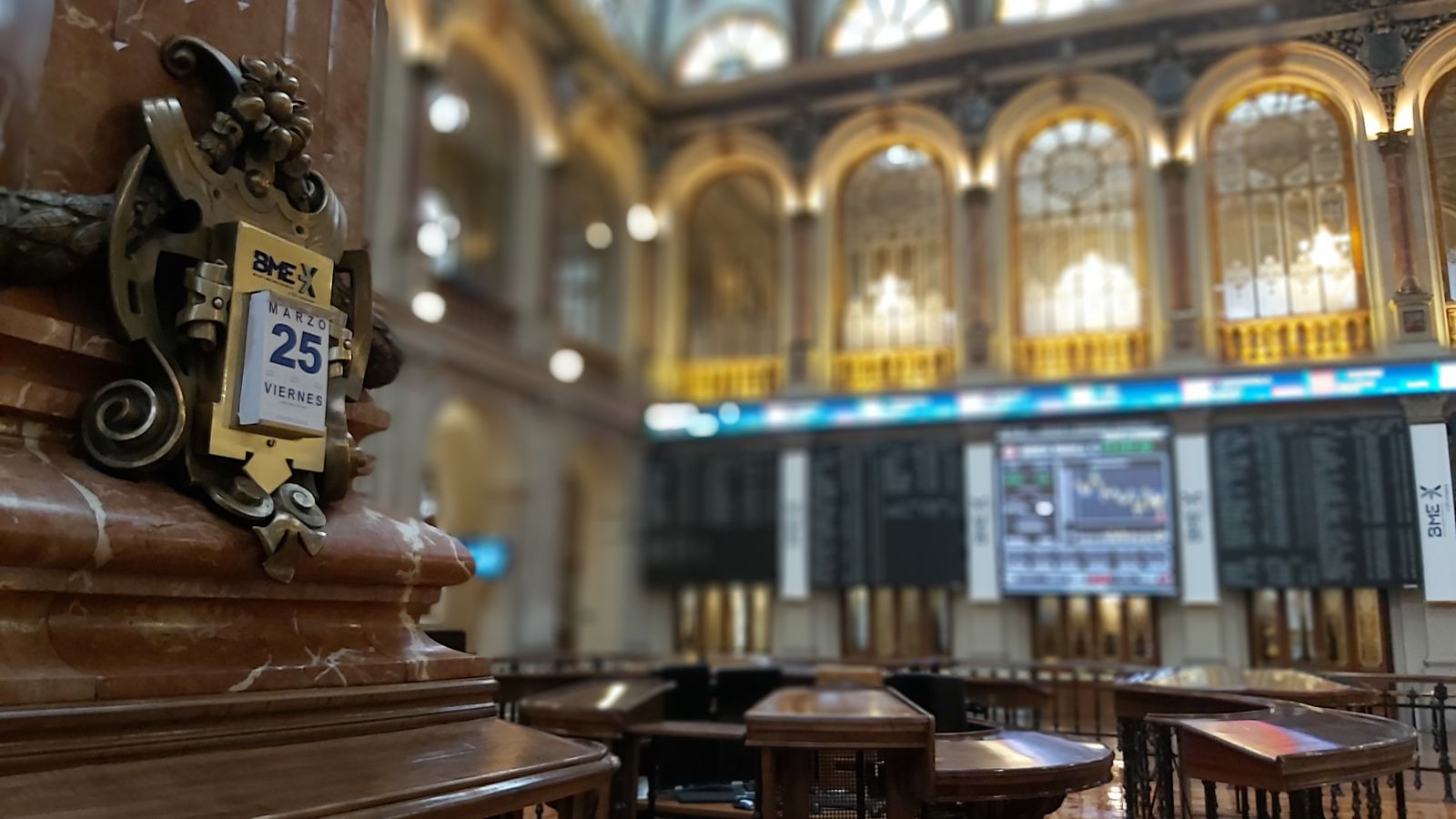 La incertidumbre domina la Bolsa española y titubea con los 8.300 puntos