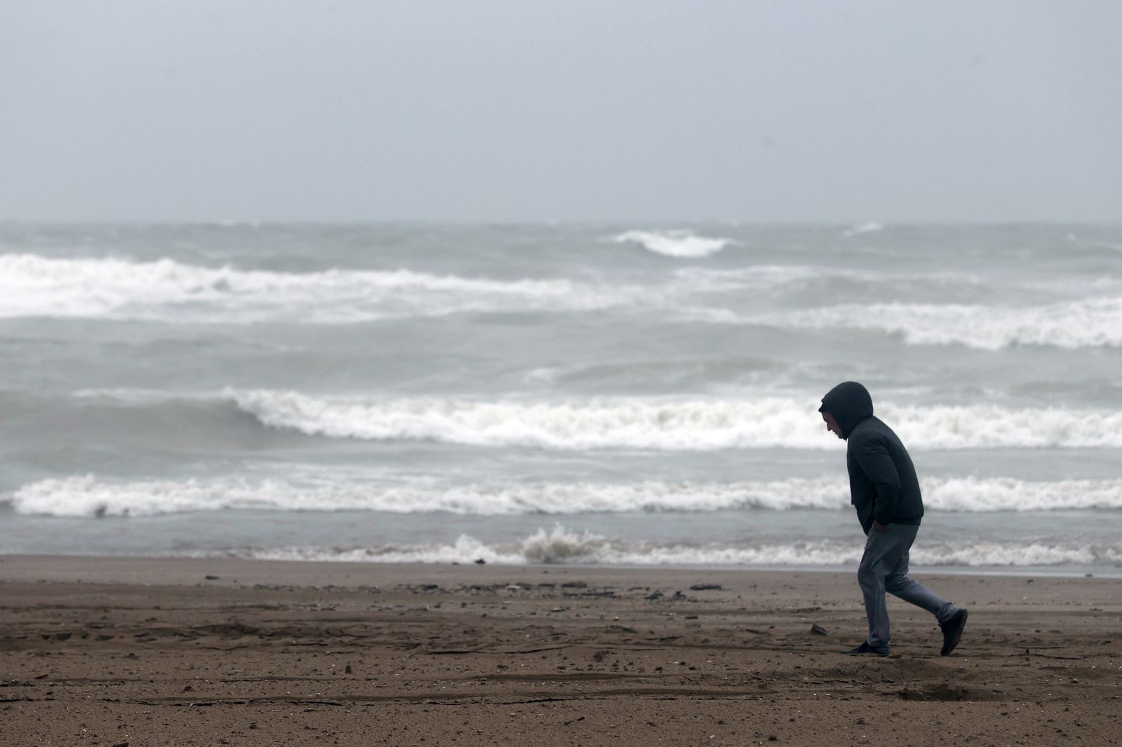 Intenso oleaje, lluvias y viento mantienen en alerta a 11 comunidades