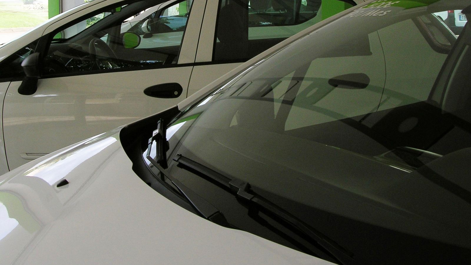 Varios vehículos puestos a la venta en un concesionario, en una fotografía de archivo. EFE/Sara Viñas