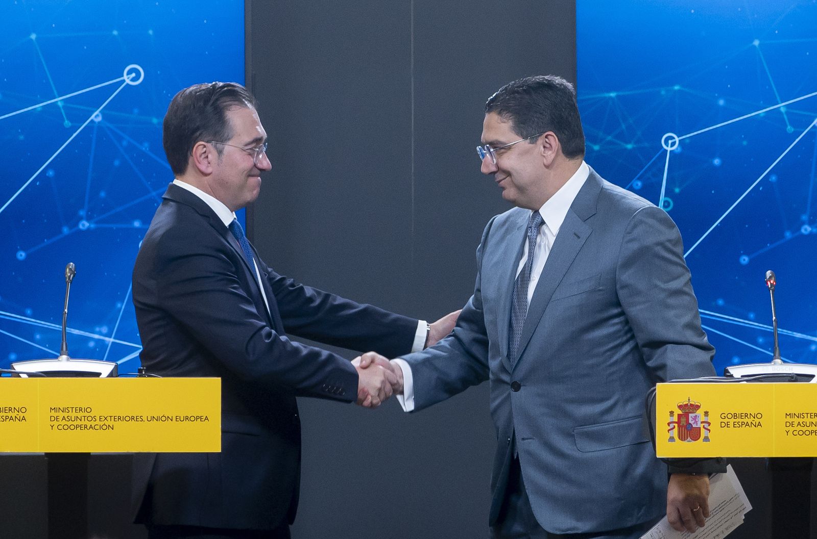 El ministro de Asuntos Exteriores, Unión Europea y Cooperación, José Manuel Albares (i) y el ministro de Relaciones Exteriores, Cooperación africana y marroquíes en el extranjero, Nasser Bourita (d), tras una rueda de prensa para presentar una declaración