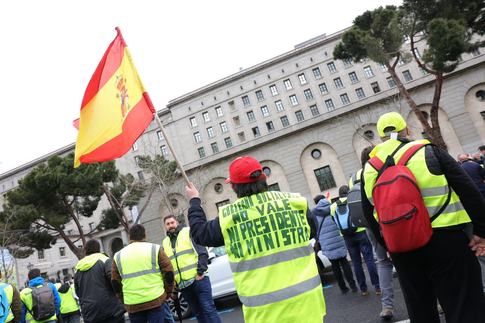 Una persona ondea una bandera de España durante una manifestación por el sector del transporte, en el Ministerio de Transportes, a 25 de marzo de 2022, en Madrid (España). Con el paro del transporte encarando su doceava jornada, los transportistas se mani
