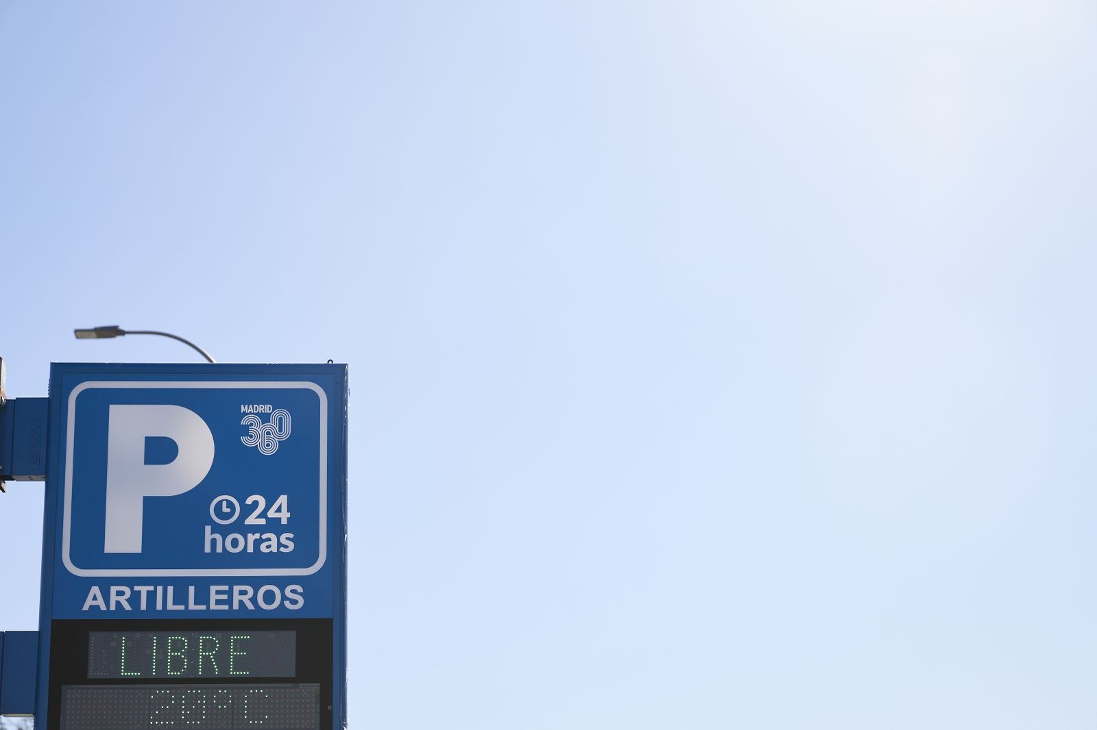 Archivo - Cartel de un aparcamiento