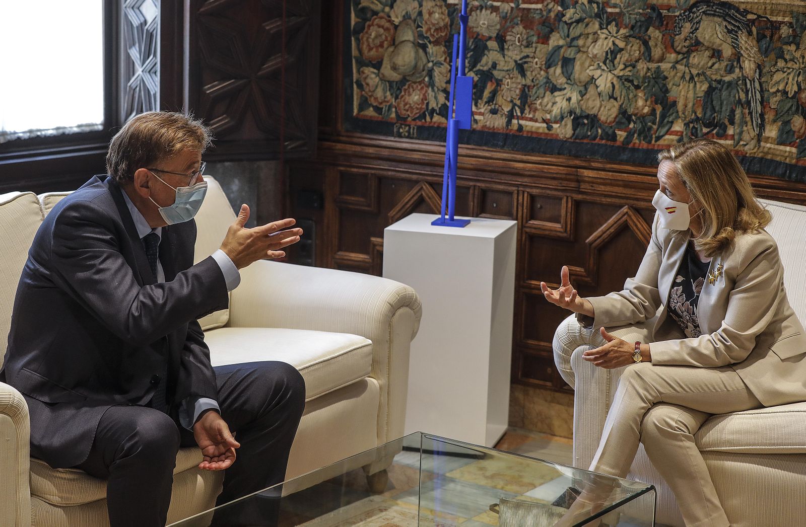 Archivo - El presidente de la Generalitat, Ximo Puig y la vicepresidenta primera del Gobierno y ministra de Asuntos Económicos y Transformación Digital, Nadia Calviño, en una imagen de archivo