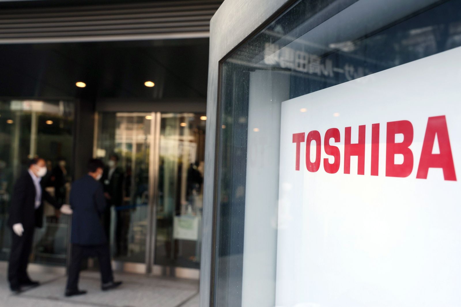 Los accionistas de Toshiba rechazan la escisión y auguran más turbulencias