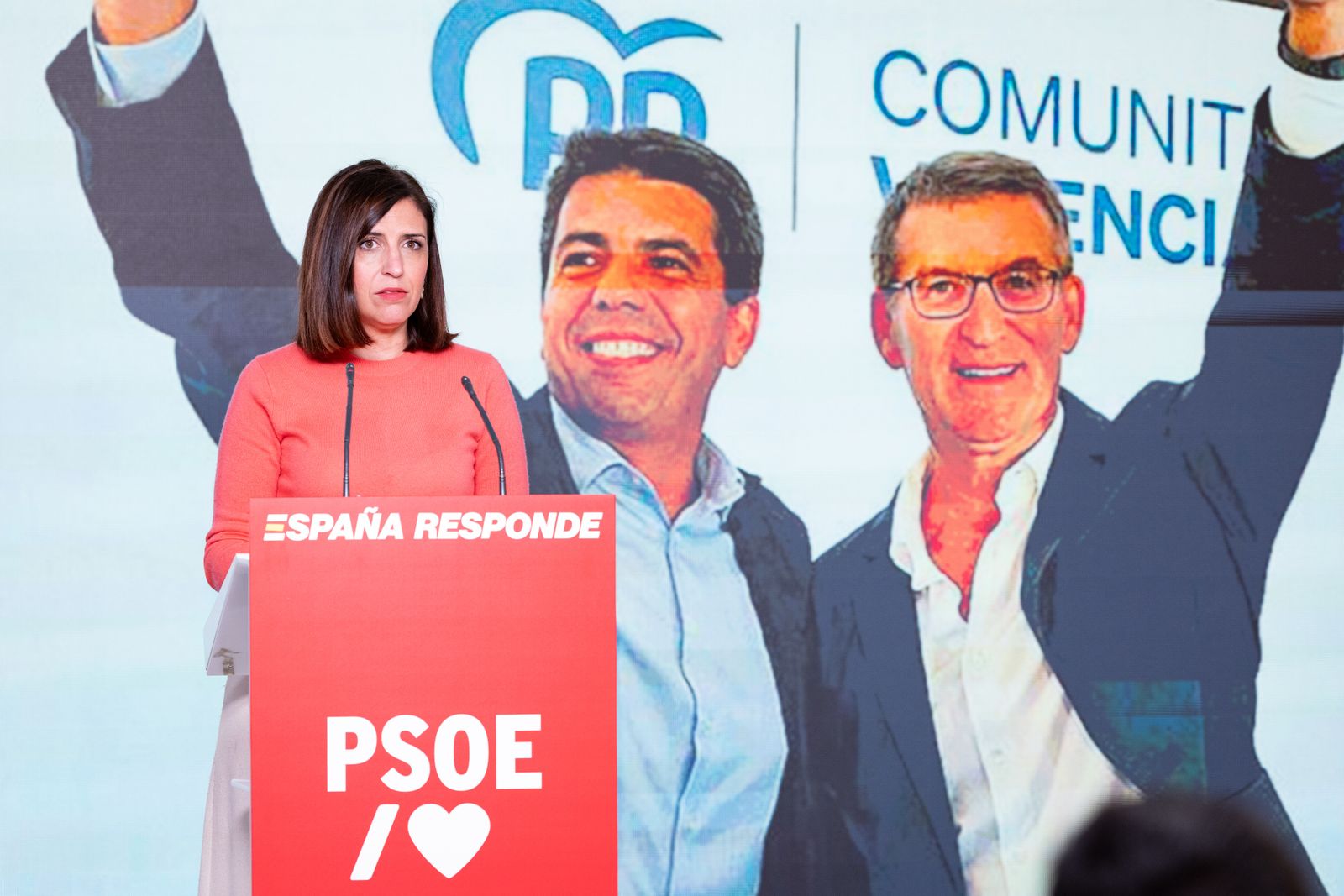 La portavoz del PSOE, Esther Peña, en una rueda de prensa en Ferraz.