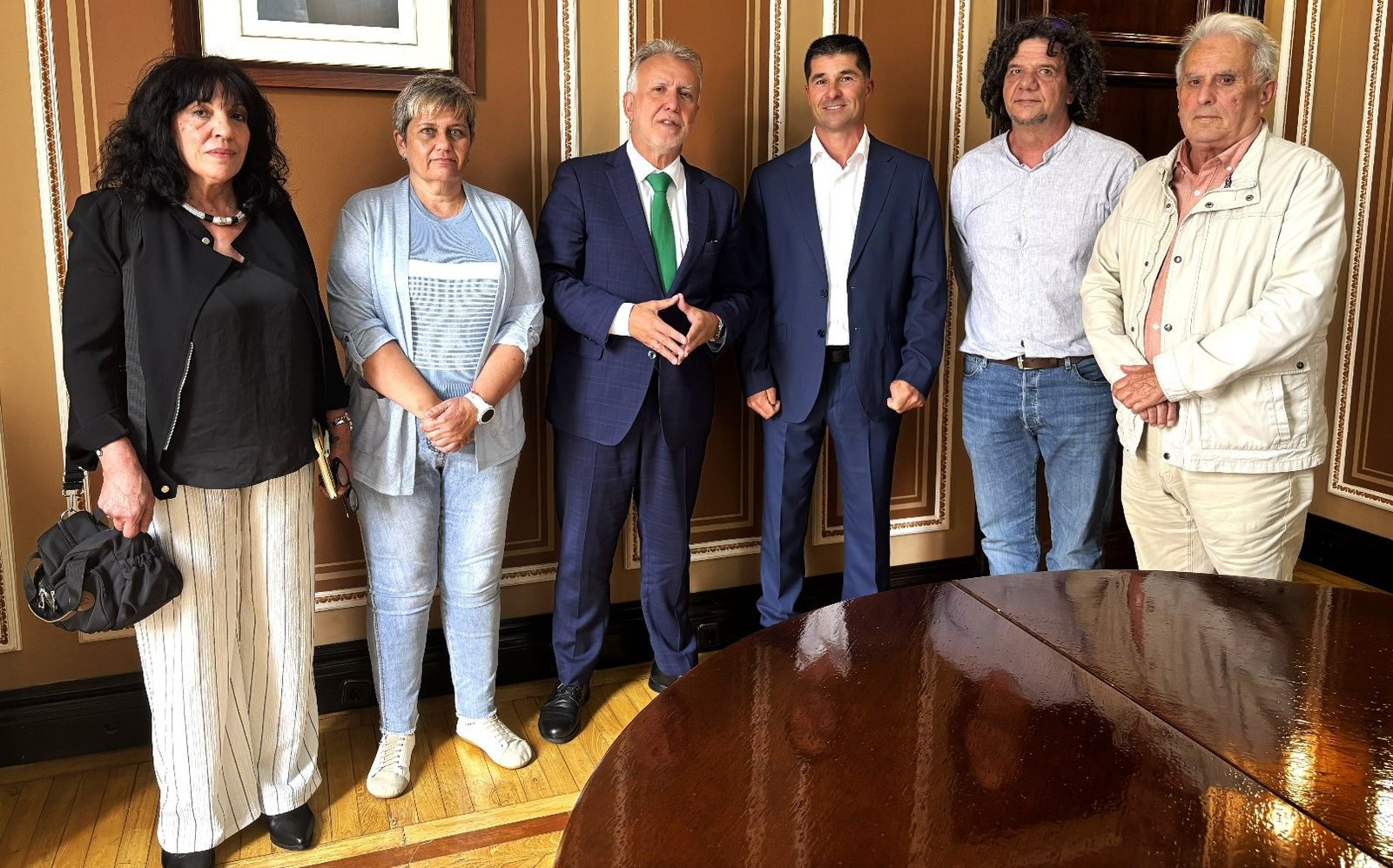 El ministro Ángel Víctor Torres con representantes de la Agrupación de Familiares de la Fosa Común del Cementerio de Vegueta