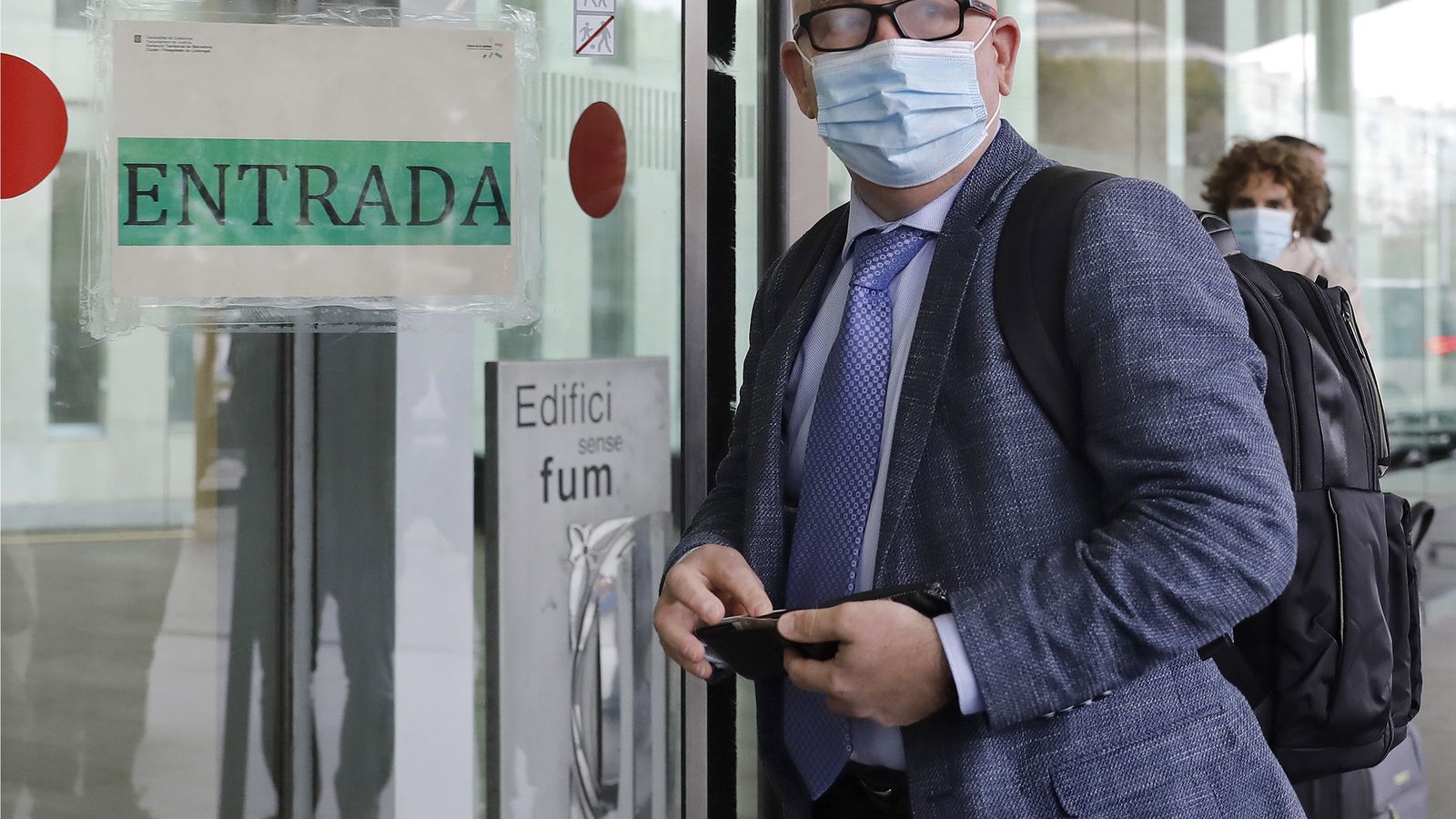 El abogado del expresidente catalán Quim Torra, Gonzalo Boye, llega este jueves a la Ciudad de la Justicia. EFE/Andreu Dalmau.