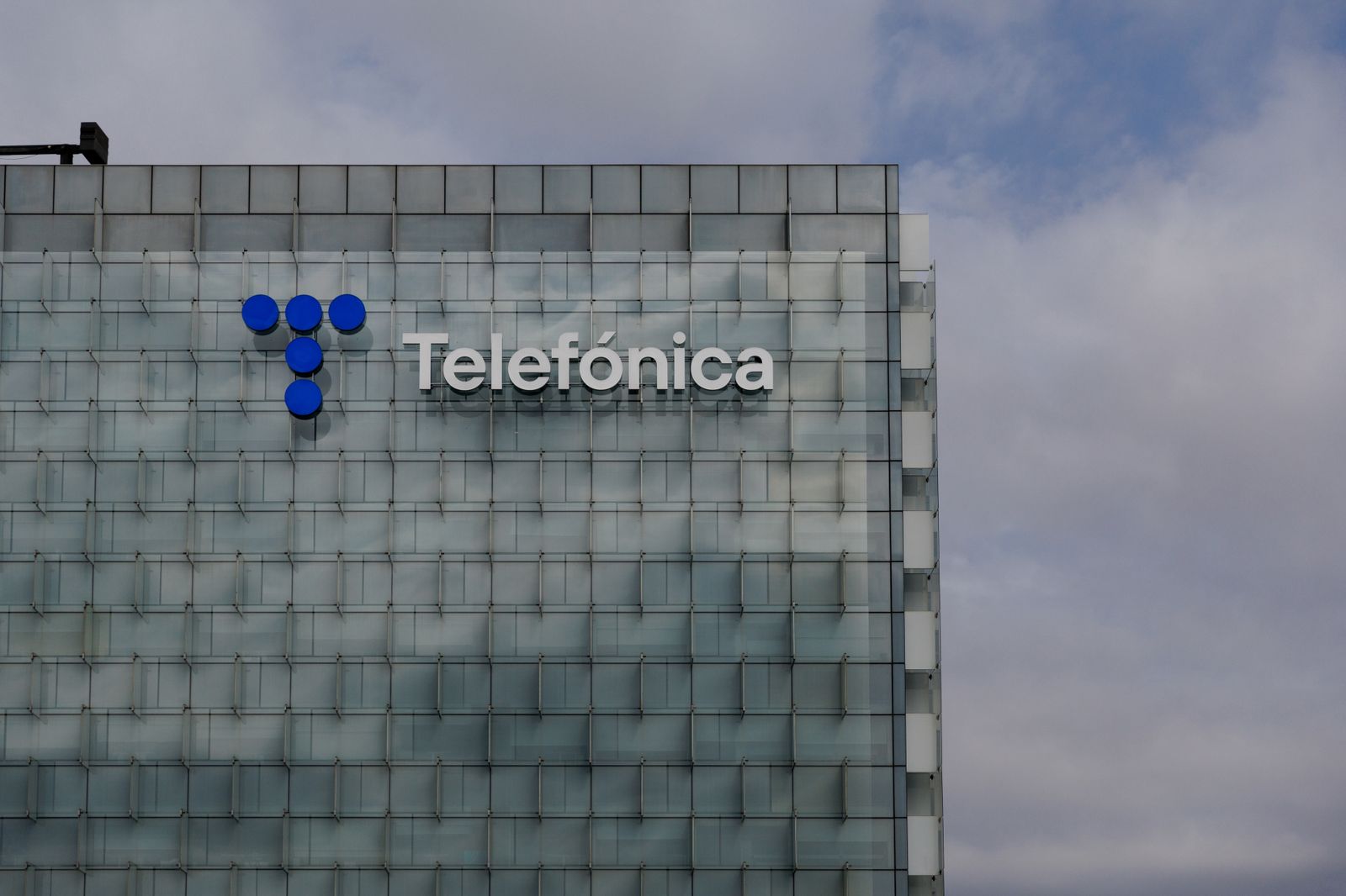 Archivo - Exterior de la sede de Telefónica, en el ensanche de Las Tablas, en el distrito de Fuencarral-El Pardo, en Madrid (España).