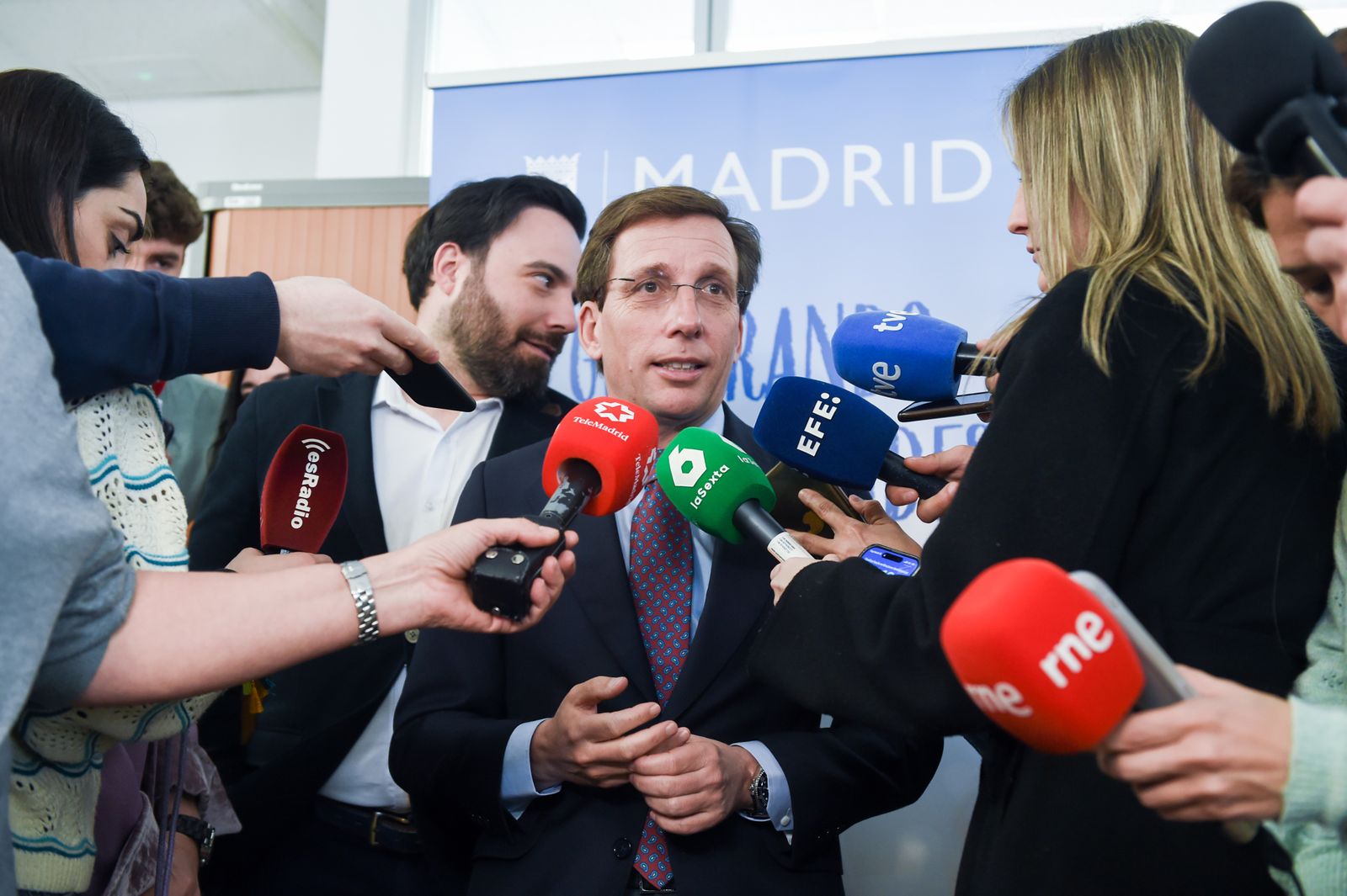 Archivo - El alcalde de Madrid, José Luis Martínez-Almeida, atiende a los medios de comunicación durante la visita a la nueva sede de la Agencia para el Empleo de Madrid, en la Agencia de Proximidad de Puente de Vallecas, a 19 de marzo de 2025, en Madrid