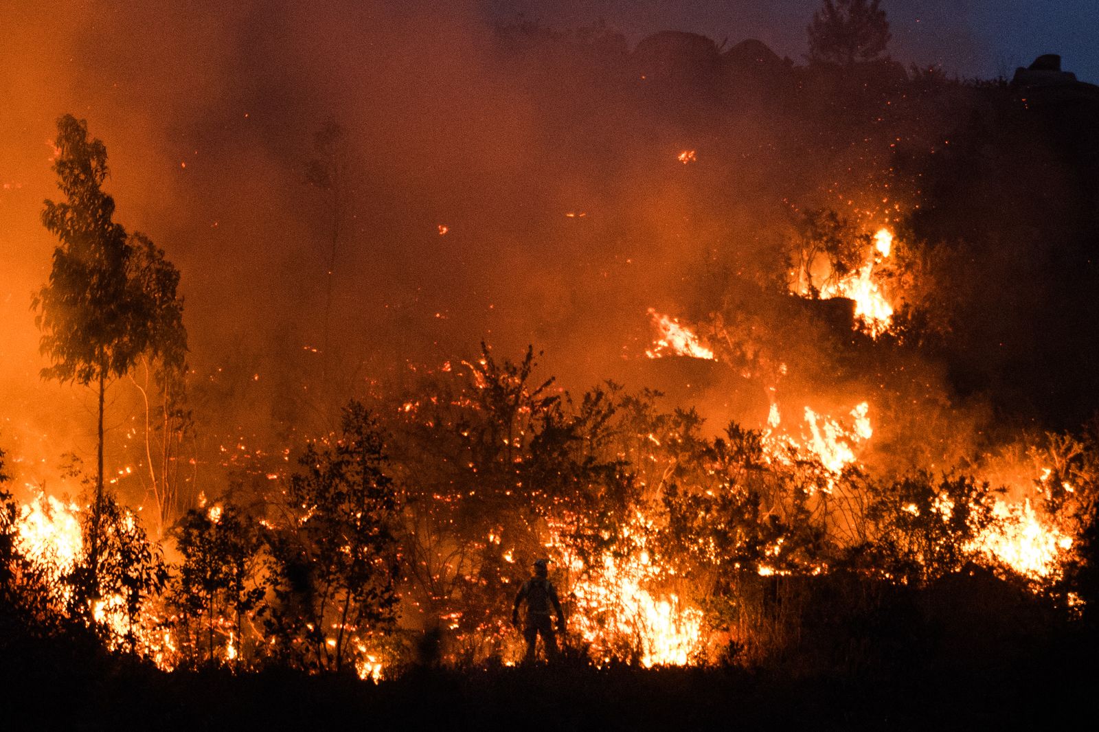 Archivo - Vista del incendio forestal en el monte Galleiro, a 6 de abril de 2026, en Ribadetea, Ponteareas, Pontevedra, Galicia (España).