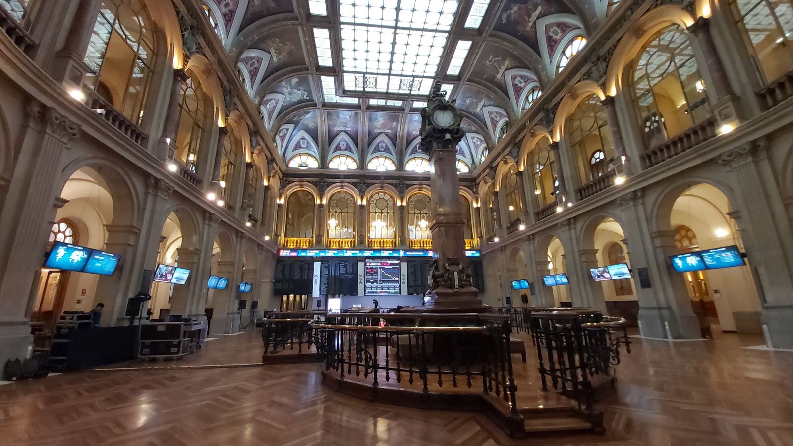 La bolsa española bajó este miércoles el 1,87 % y se acercó a los 8.300 puntos, afectada por la bajada de las plazas europeas y de Wall Street y la subida del precio del petróleo, según datos del mercado. EFE/ Altea Tejido