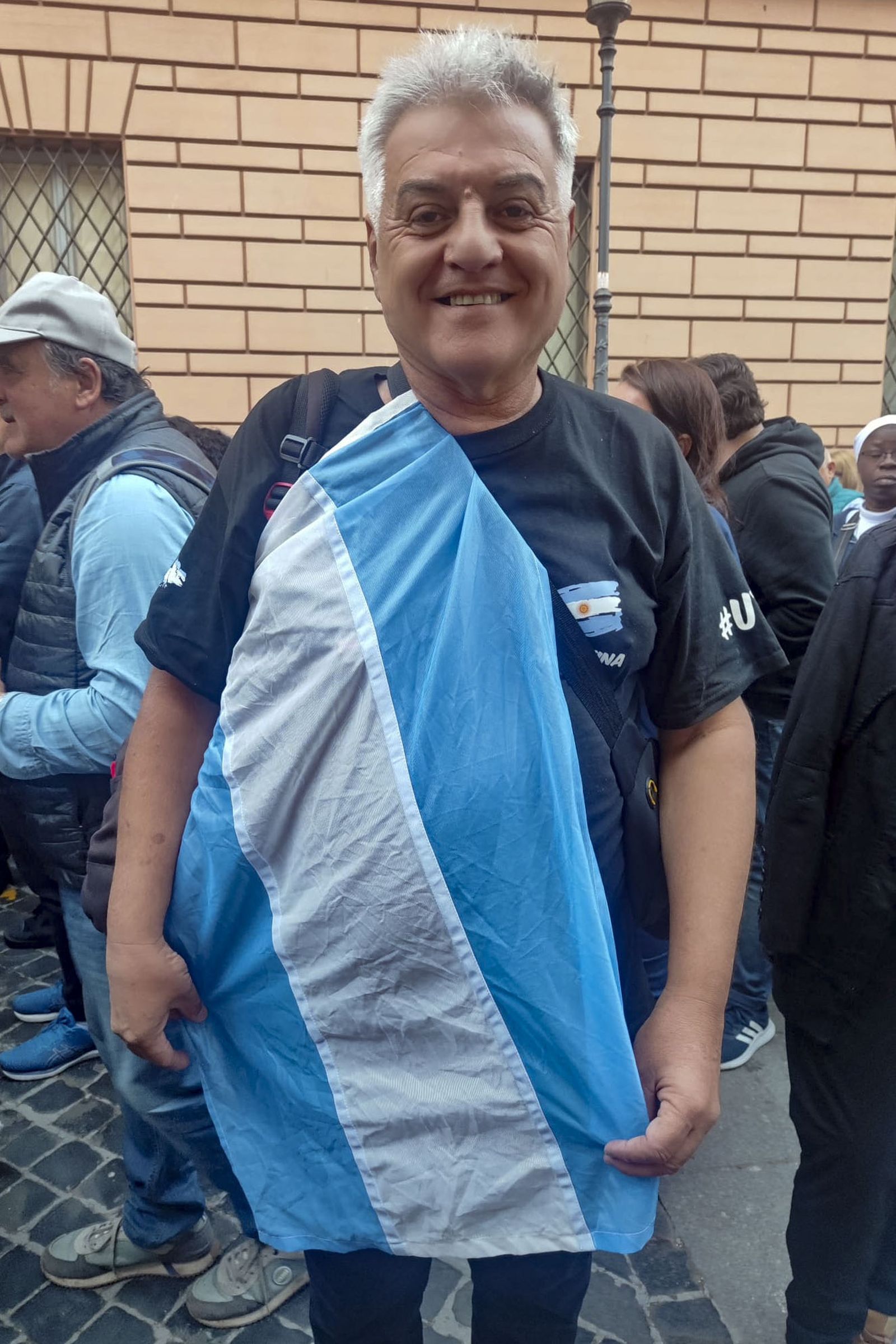 Cientos de fieles esperan para despedirse ante el féretro del papa Francisco