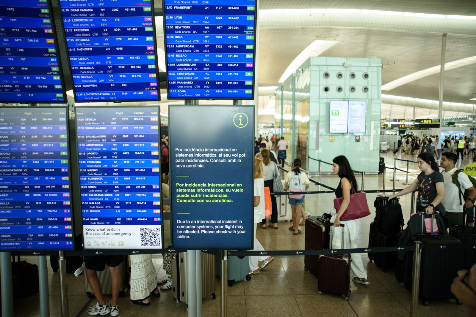 Archivo - Paneles de llegadas y salidas en el aeropuerto de Josep Tarradellas Barcelona - El Prat, a 19 de julio de 2024, en Barcelona, Catalunya (España).