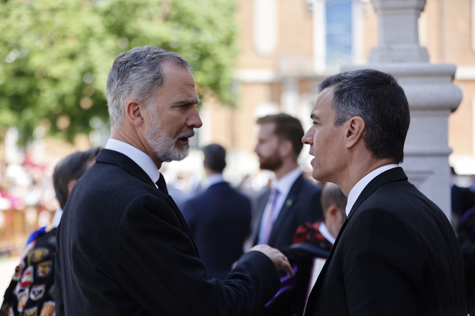 Archivo - El Rey Felipe y el presidente del Gobierno, Pedro Sánchez a la salida del Premio 'Miguel de Cervantes' 2023 en el paraninfo de la Universidad de Alcalá, a 23 de abril de 2024, en Alcalá de Henares (España).