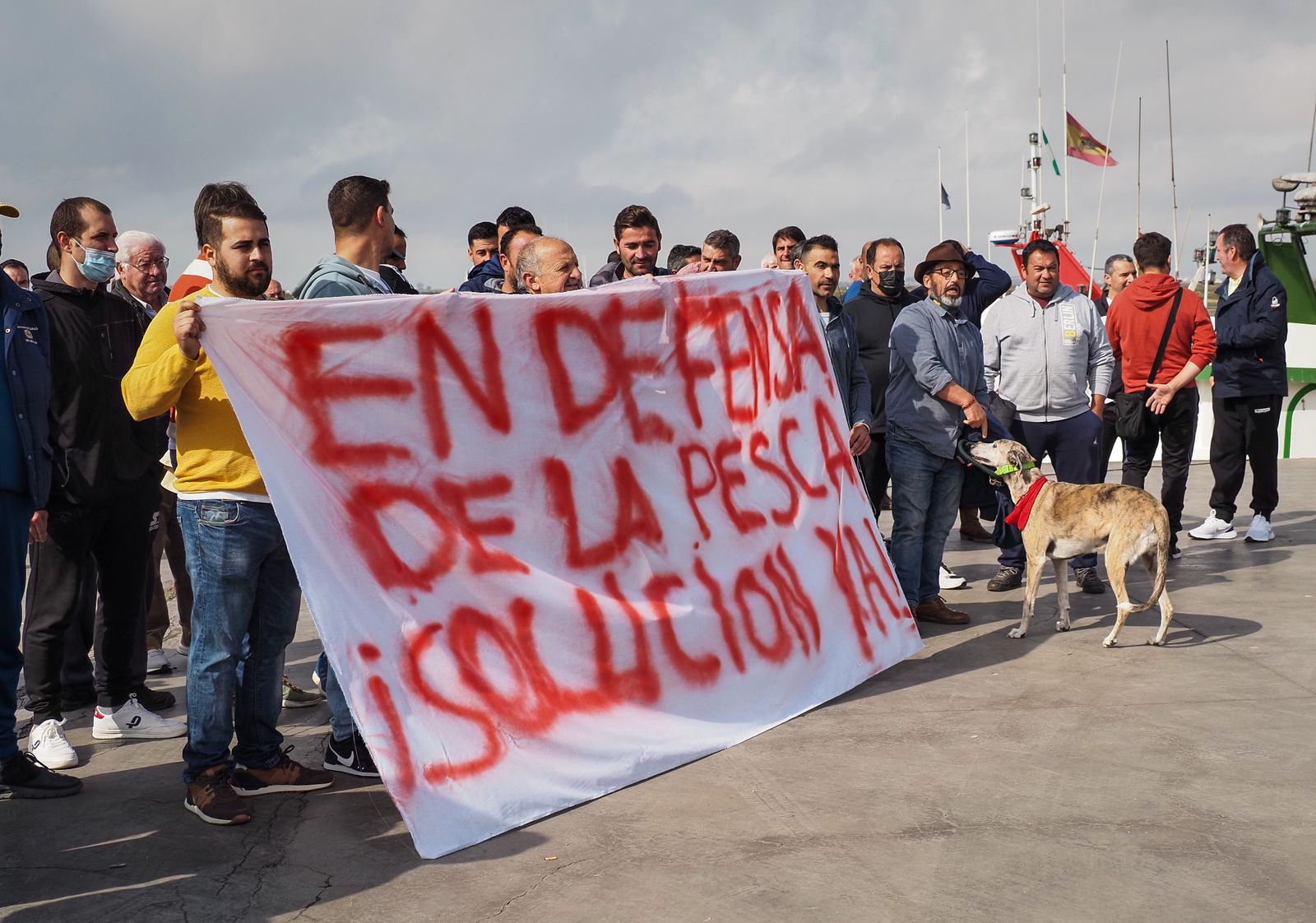 Unos 50 pescadores cortan el acceso al puente de Ayamonte hacia Portugal