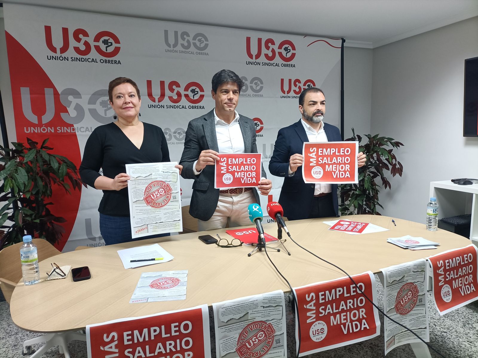 La secretaria de Acción Sindical, Ana García, el secretario general de USO, Joaquín Pérez, y el secretario general de USO Extremadura, Luis Manurl Gil, presentan la manifestación del 1º de Mayo que se hará en Cáceres