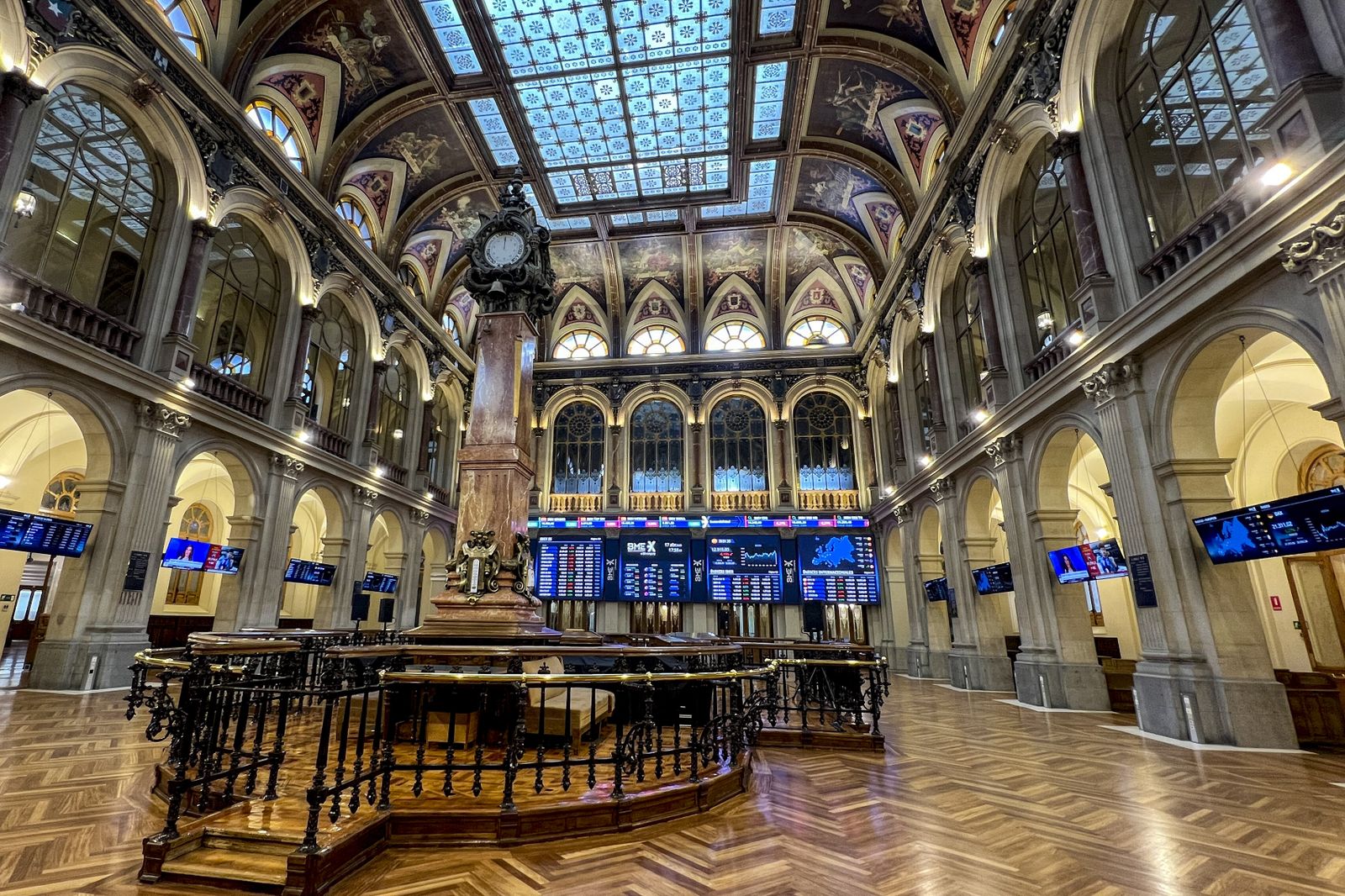 El IBEX 35 sube el 1,14 % tras la apertura y supera los 13.100 puntos