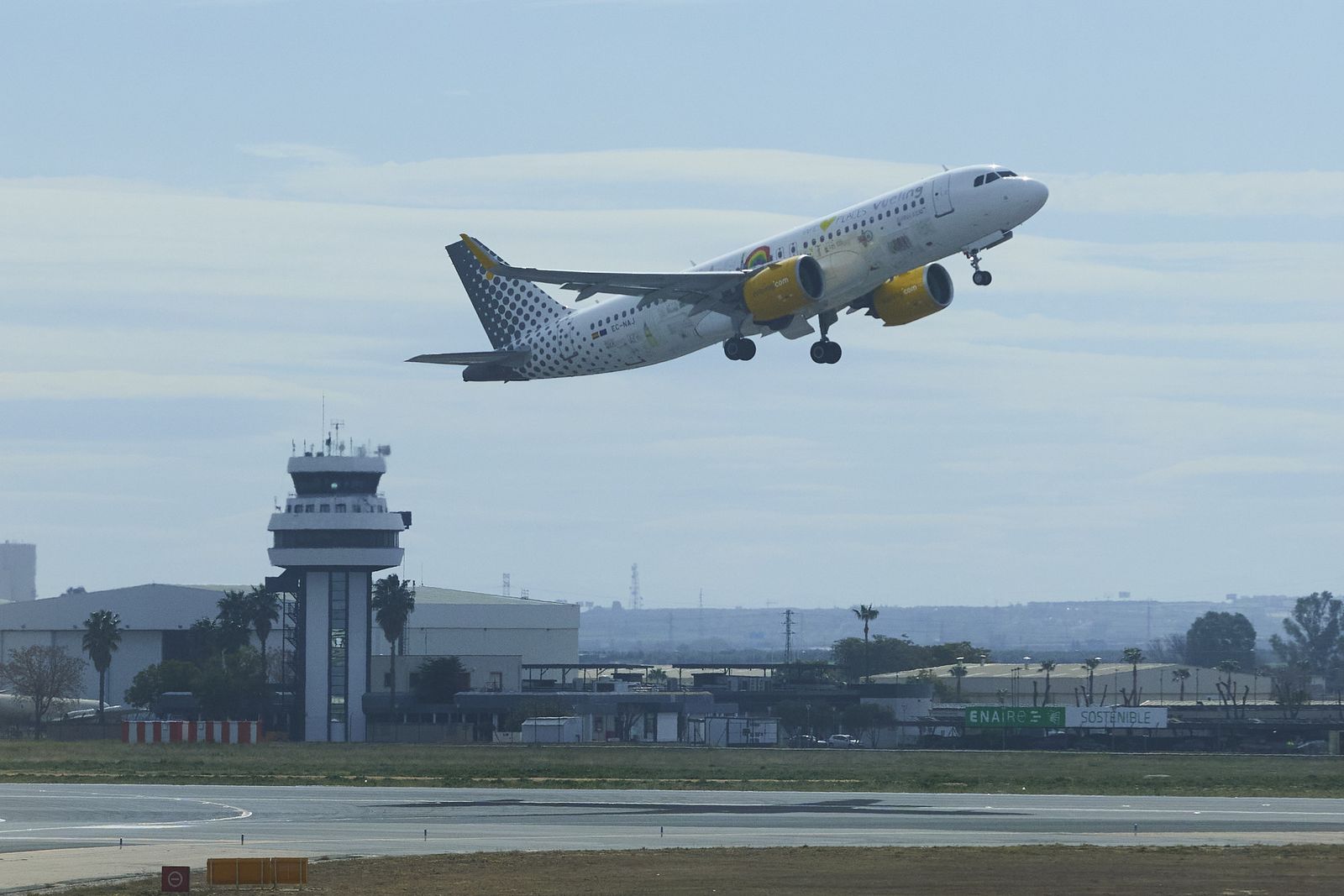 Un avión despegando en el aeropuerto de Sevilla.
