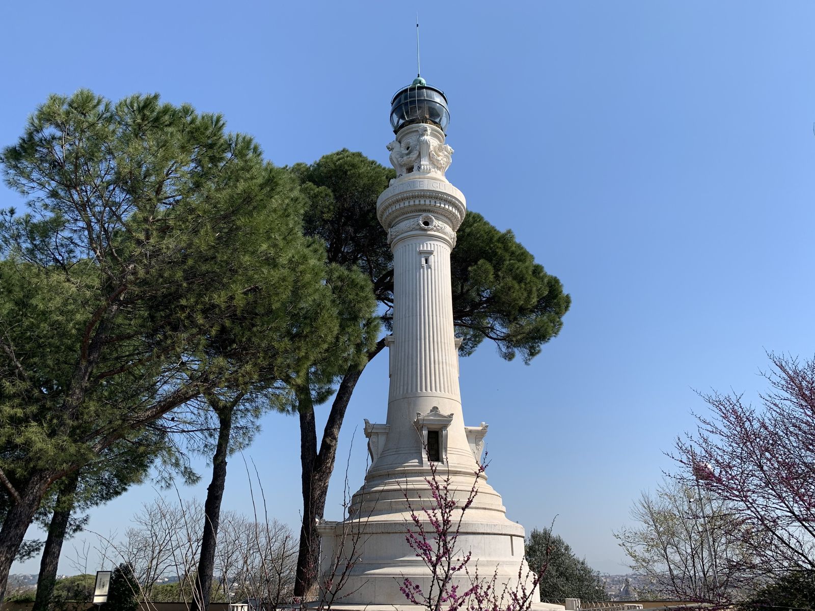 Un "nunca más" en el cielo de Roma en memoria de los desaparecidos