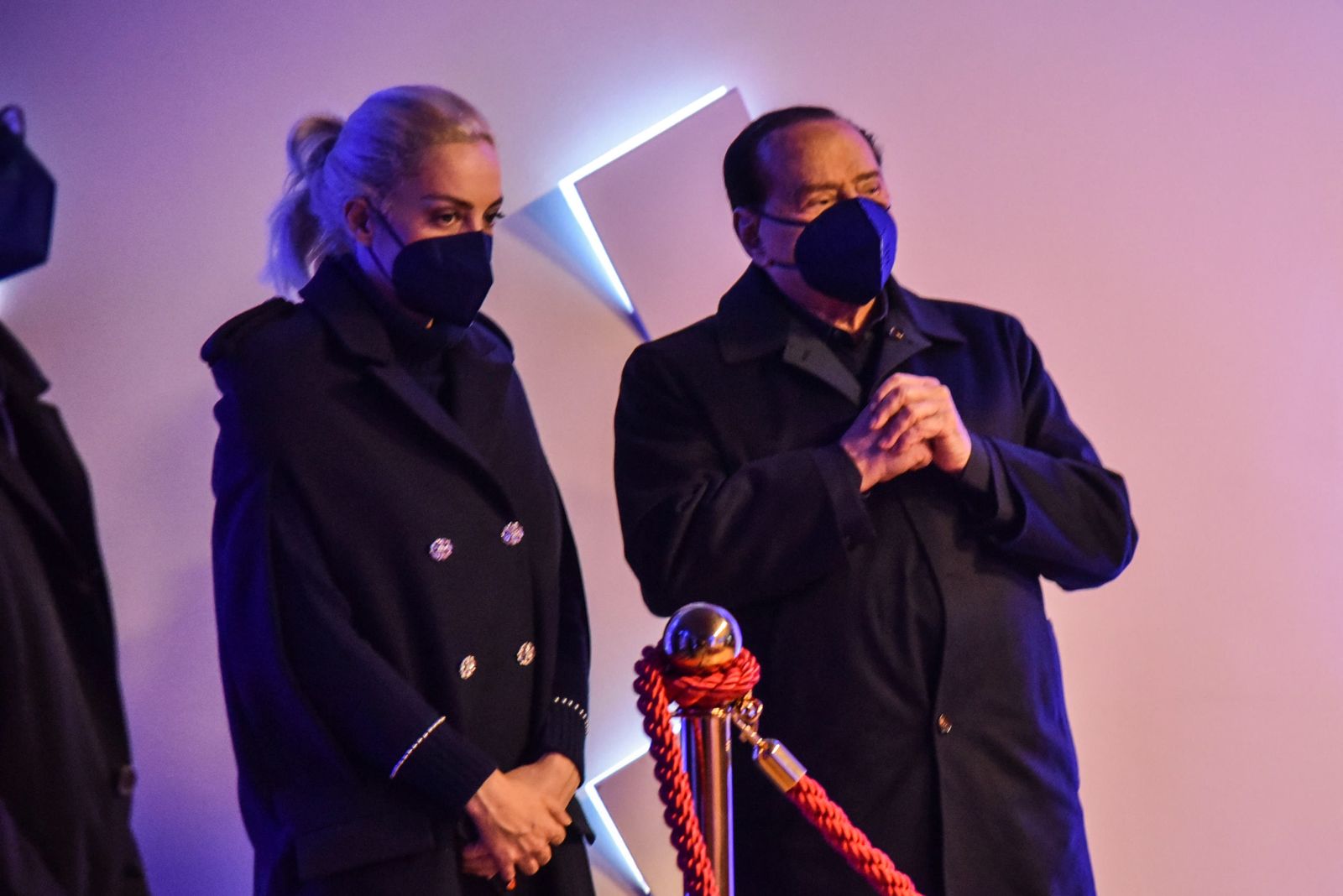 Berlusconi y su novia 53 años más joven se dan el "sí" en una boda simbólica