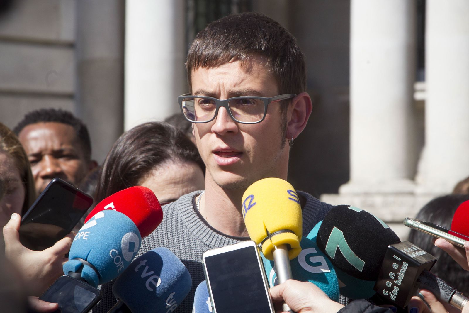 El delegado del Gobierno en Galicia, José Miñones, se reúne con las familias de los marineros del Villa de Pitanxo