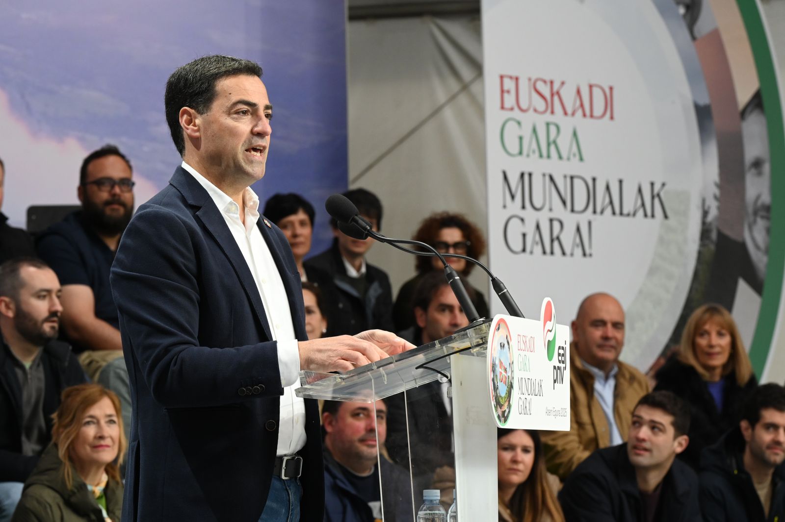 El Lehendakari, Imanol Pradales, en la celebración del Aberri Eguna en la Plaza Nueva de Bilbao