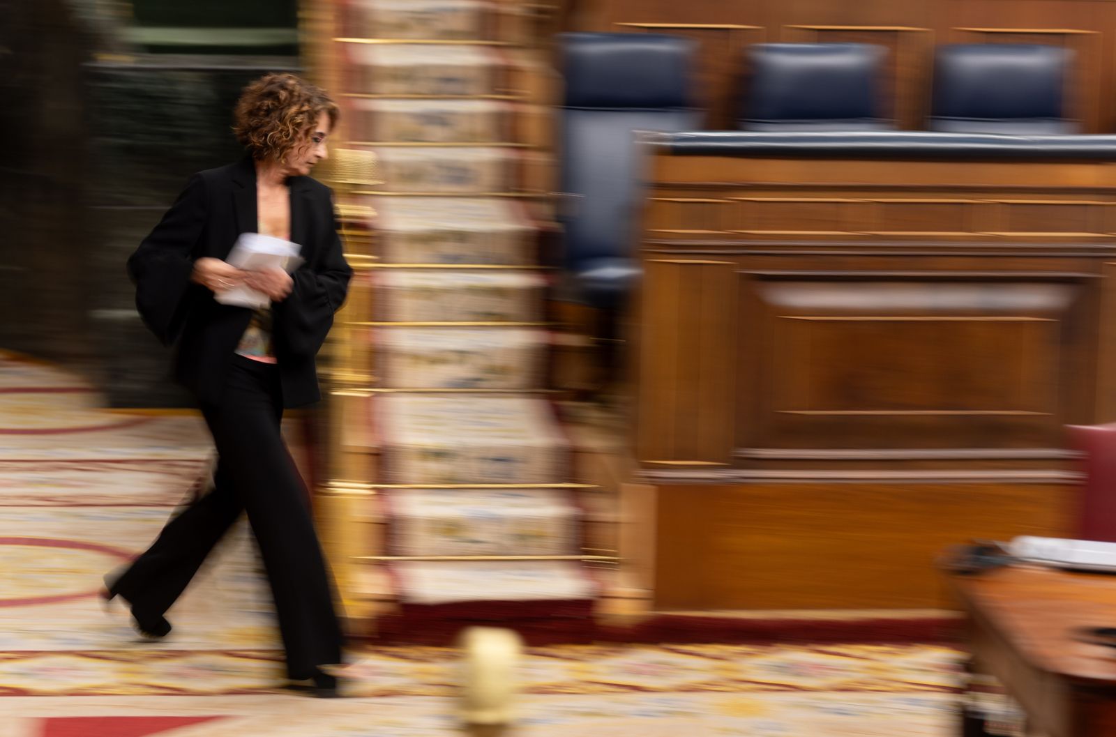 La vicepresidenta primera y ministra de Hacienda, María Jesús Montero, llega a una sesión plenaria en el Congreso de los Diputados, a 9 de abril de 2025, en Madrid (España).