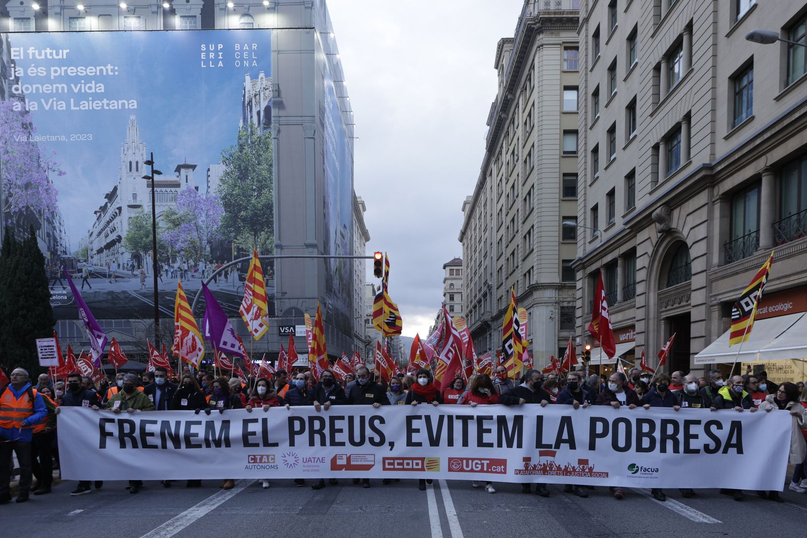 Un millar de personas se manifiestan en Barcelona contra la subida de precios