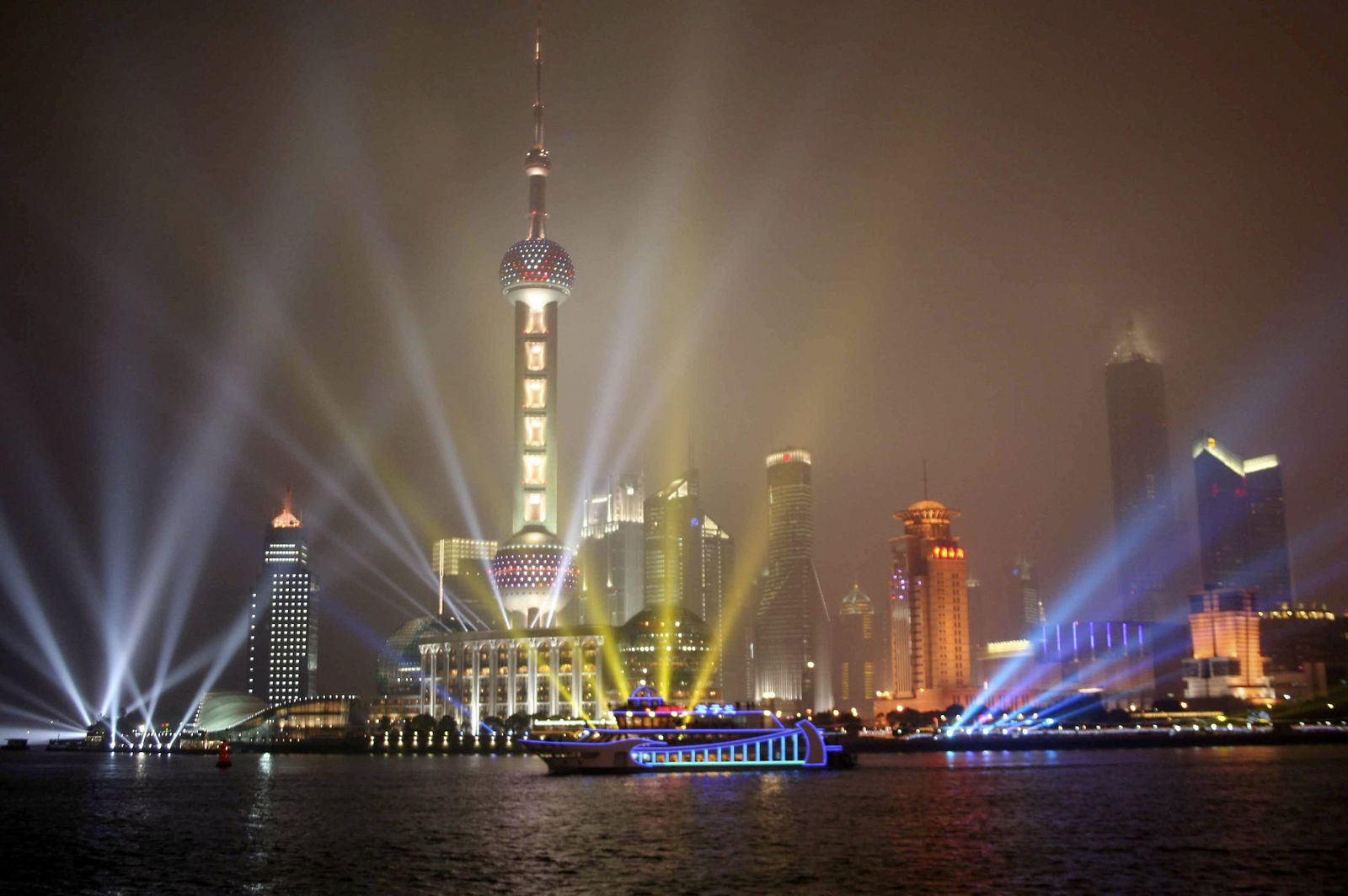 La famosa torre Perla de Oriente de Shanghái cierra por los rebrotes de covid