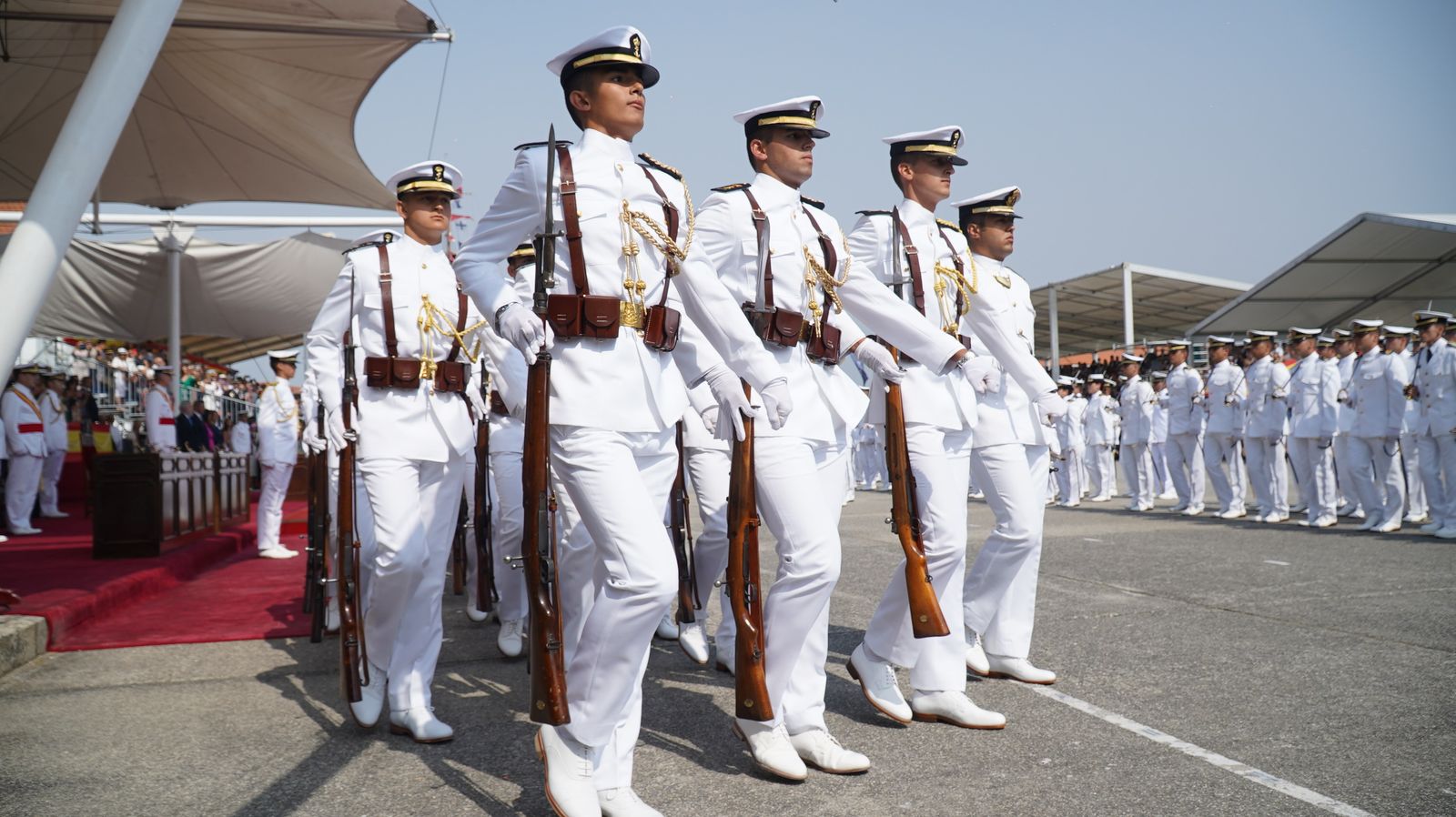 Archivo - Miembros de la armada desfilan en la entrega de Reales Despachos a los nuevos oficiales de la Armada que preside el rey, en la Escuela Naval Militar, a 16 de julio de 2022, en Marín, Pontevedra, Galicia (España).