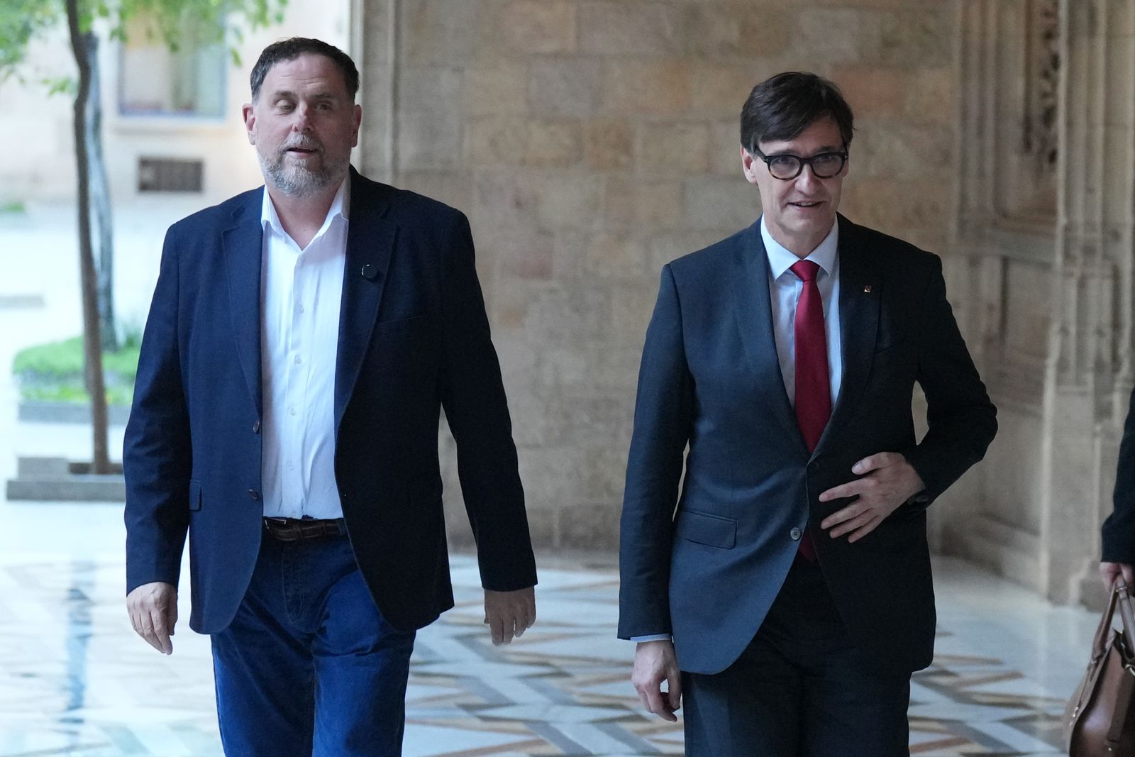 Archivo - El president de la Generalitat de Catalunya, Salvador Illa (d) y el presidente de ERC, Oriol Junqueras (i), a su llegada al acto inaugural del ‘Any Josep Irla’, en el Palau de la Generalitat, a 10 de marzo de 2026, en Barcelona, Catalunya (Españ
