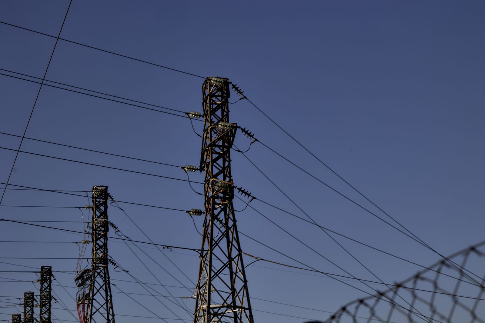 Archivo - Vista de una torre de alta tensión