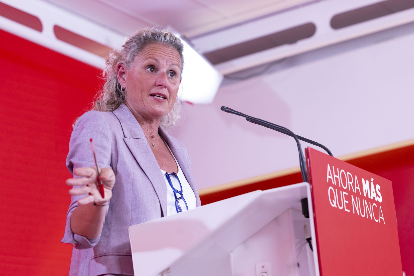 La portavoz del PSOE, Montse Mínguez, ofrece una rueda de prensa tras la reunión de la Ejecutiva Federal tras las elecciones andaluzas del 17M.