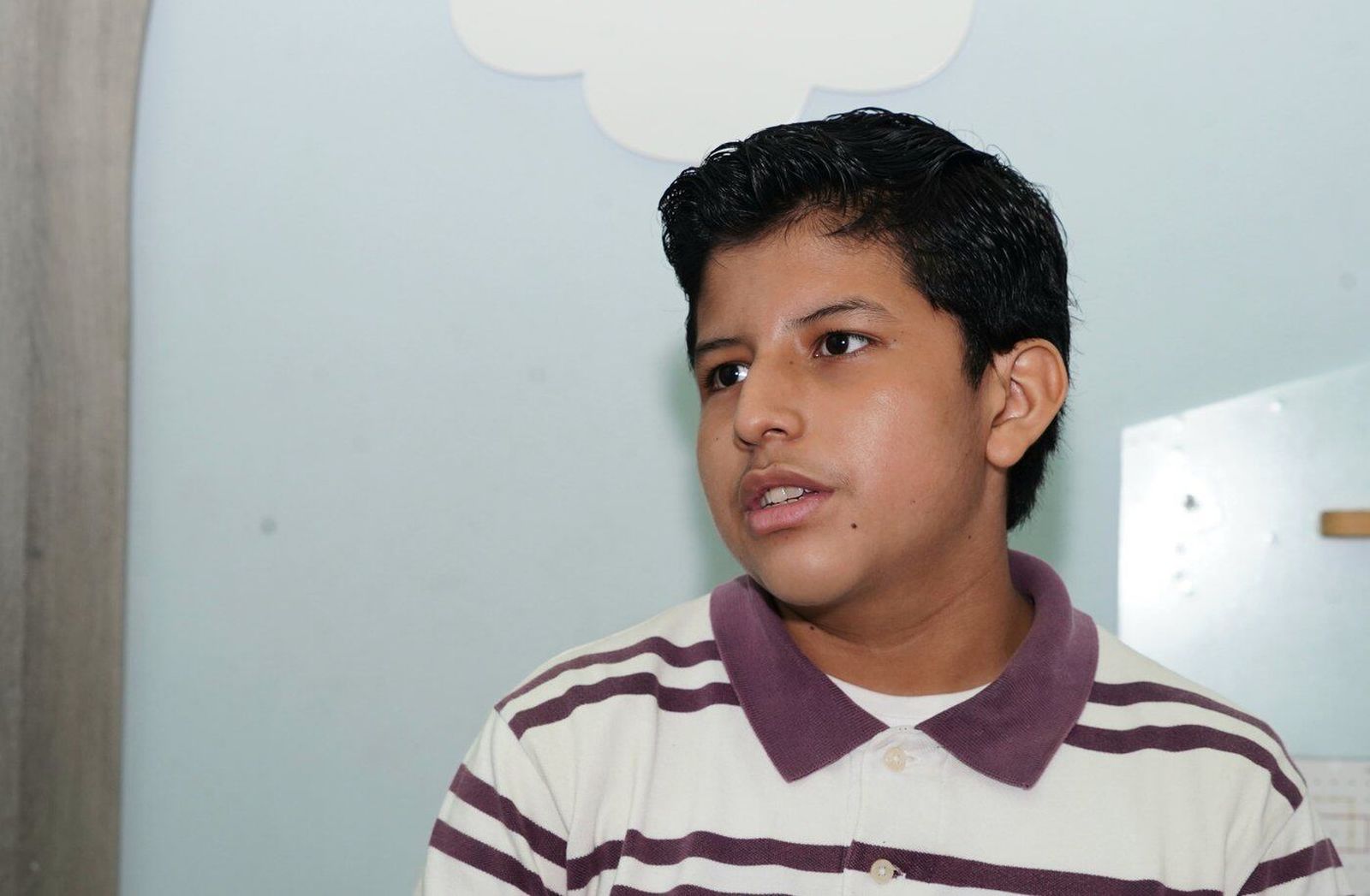 Niño con polo de rayas