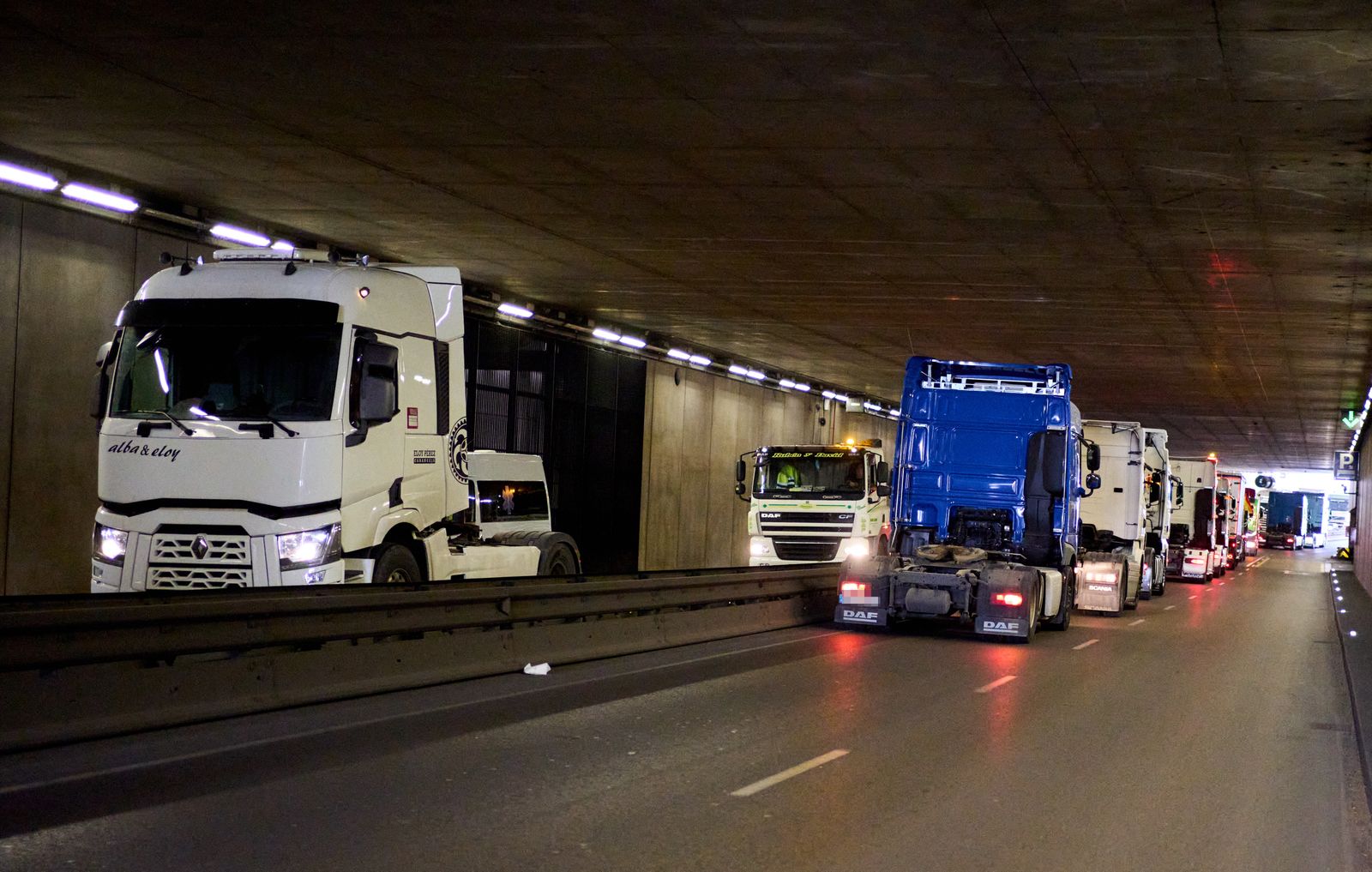 Varios camiones participan en una marcha convocada desde el polígono de Raos hasta el Centro Botín