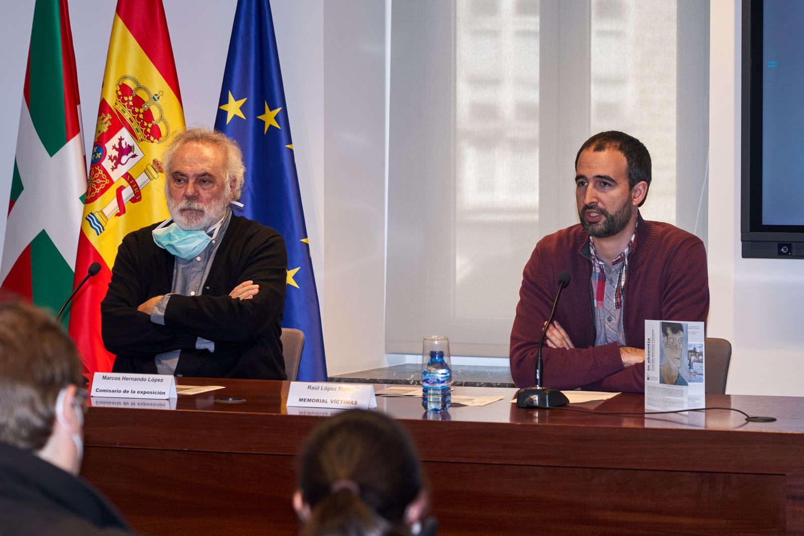 El comisario de la muestra, Marcos Hernando (i), y el responsable de exposiciones del Memorial, Raúl López Romo (d). EFE / L. Rico