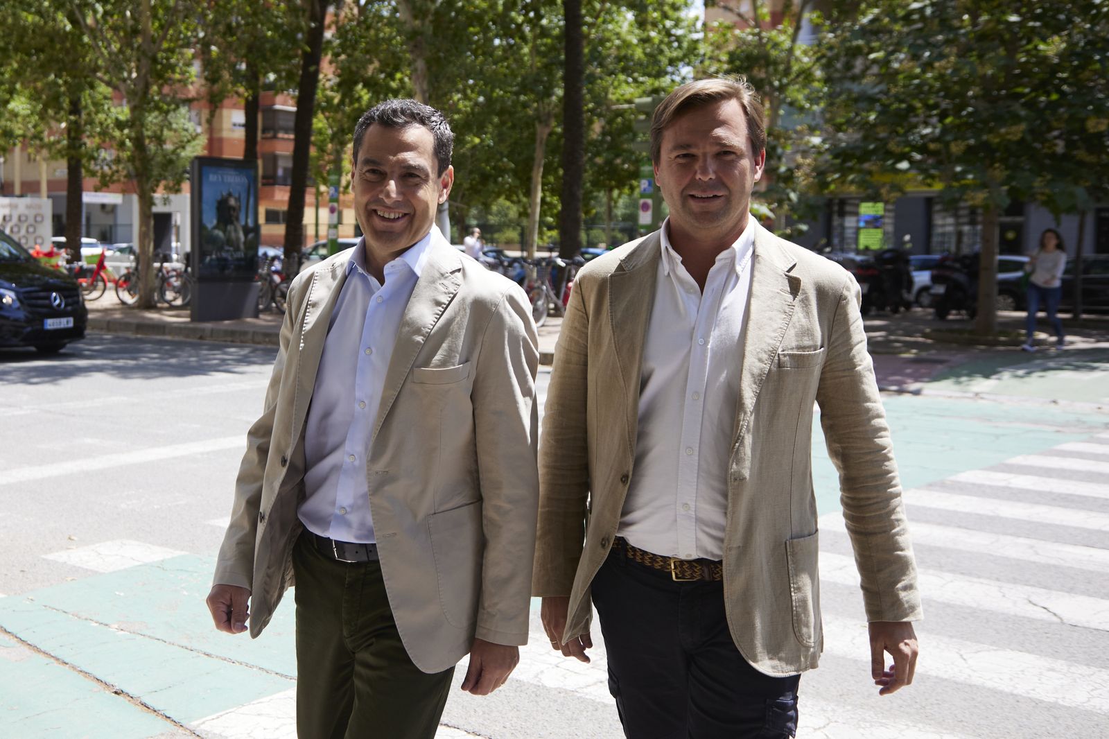 Archivo - El presidente de la Junta de Andalucía, Juanma Moreno, (i) junto al secretario general del PP-A, Antonio Repullo, (d) caminan durante la Junta Directiva Autonómica del Partido Popular de Andalucía, a 29 de mayo de 2023 en Sevilla (Andalucía, Esp