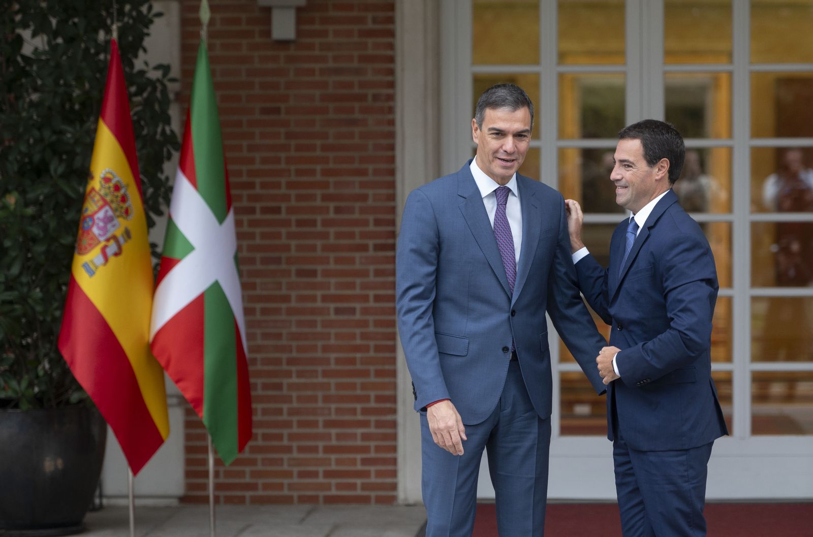 Archivo - El presidente del Gobierno, Pedro Sánchez (i), recibe al lehendakari Imanol Pradales (d), en el Complejo de La Moncloa, a 20 de septiembre de 2024, en Madrid (España).